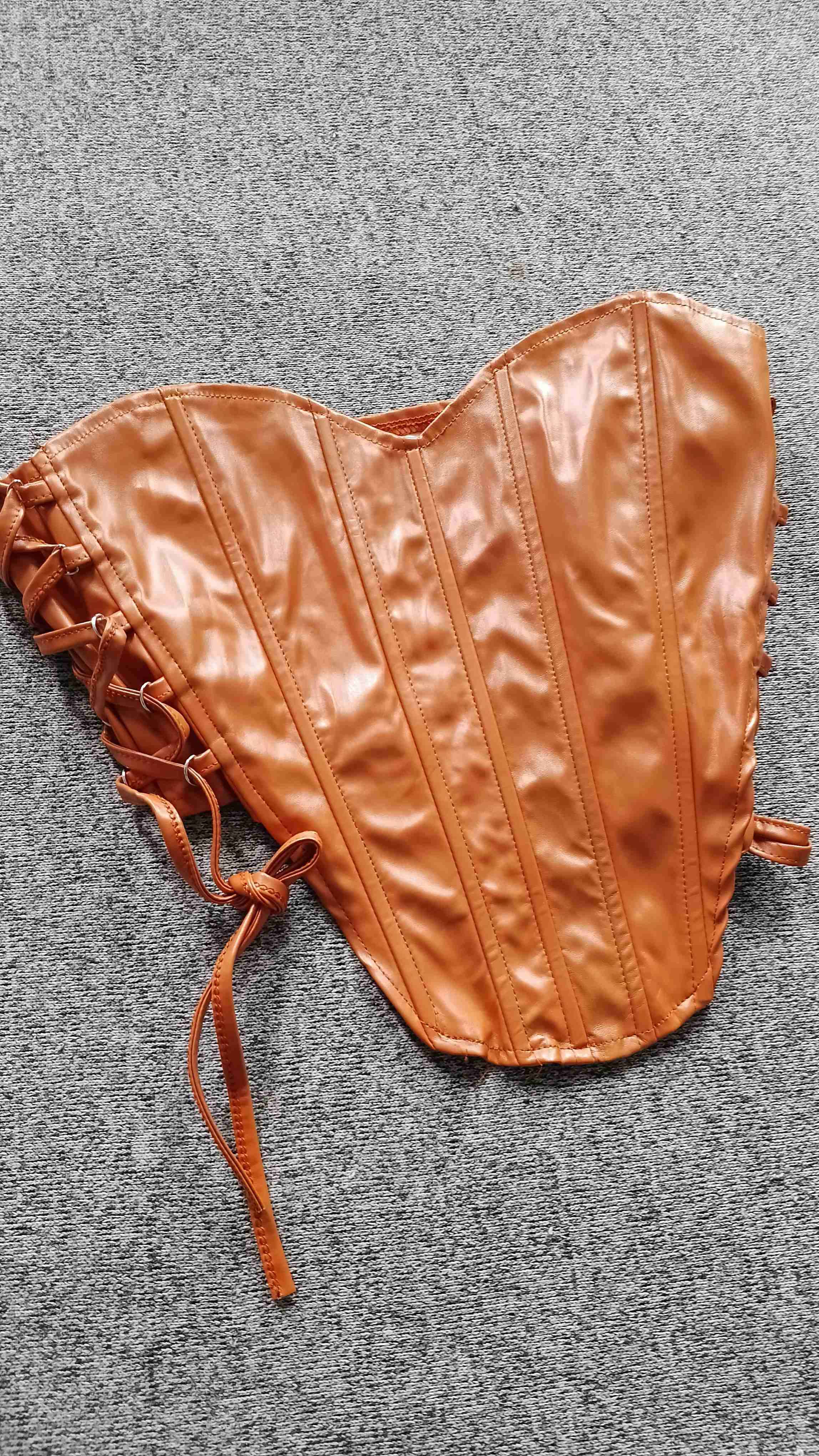 Corset marrón de cuero sintético