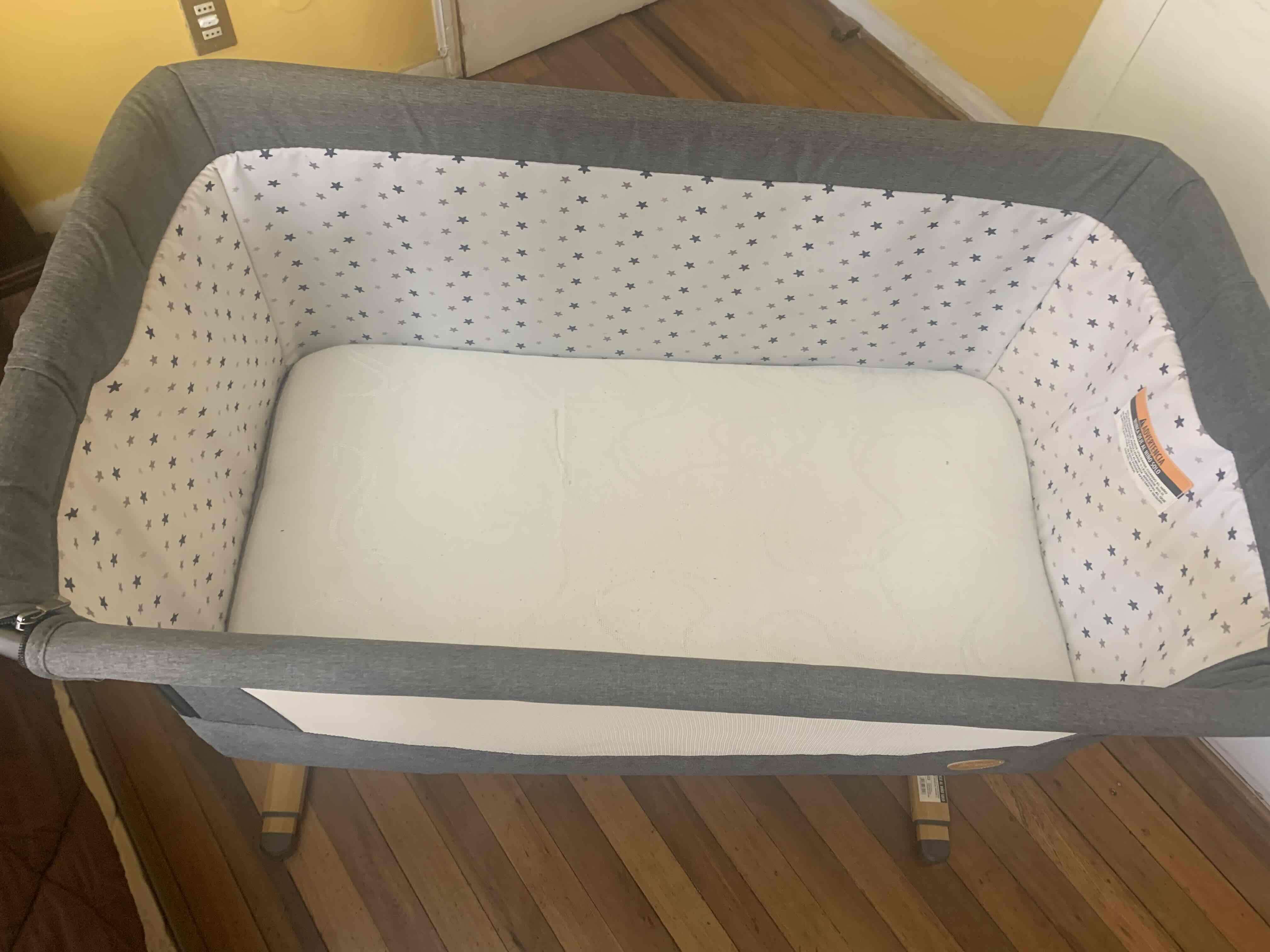 Cuna de bebé con diseño de estrellas