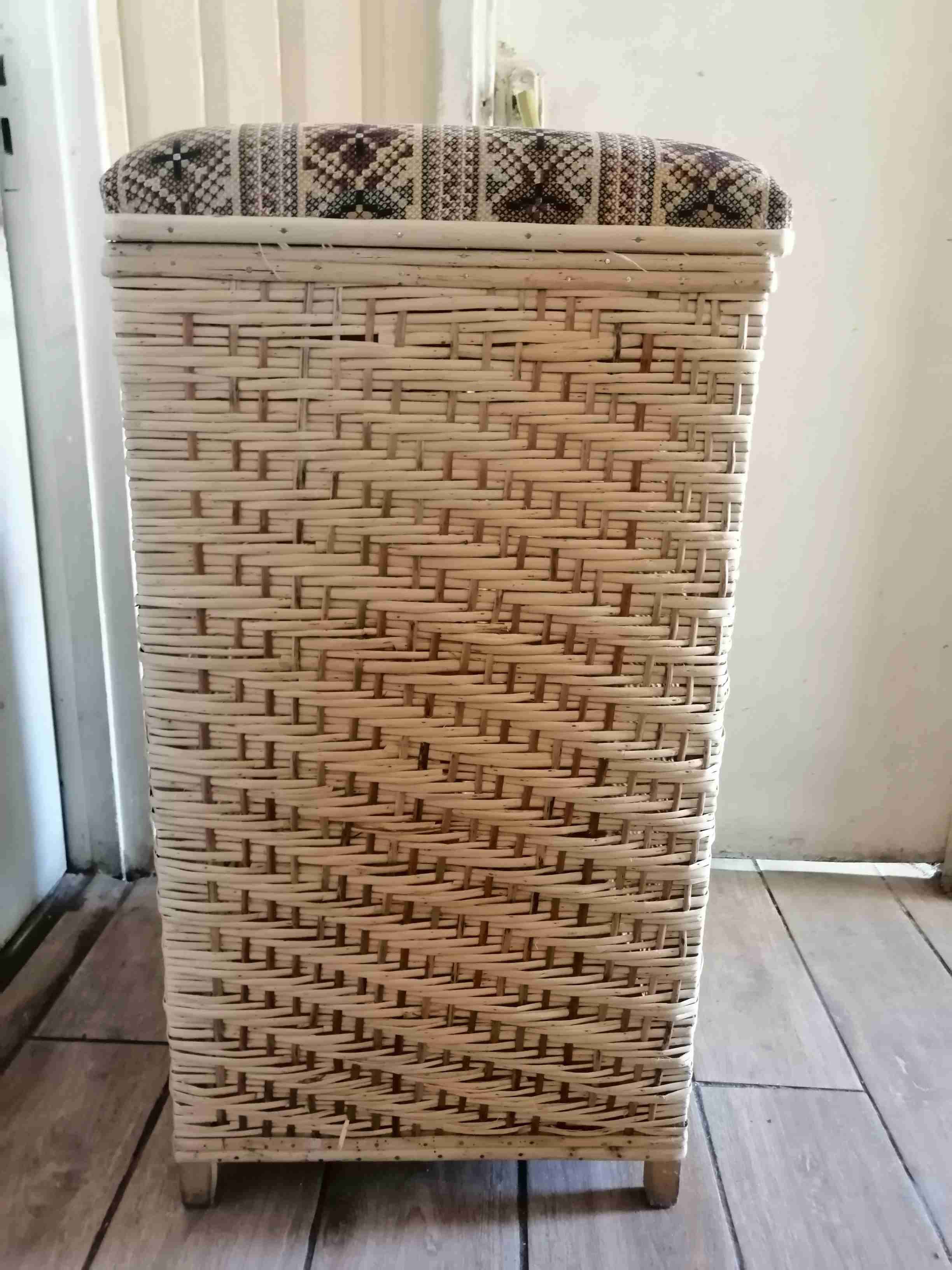 Cesto de mimbre con tapa acolchada