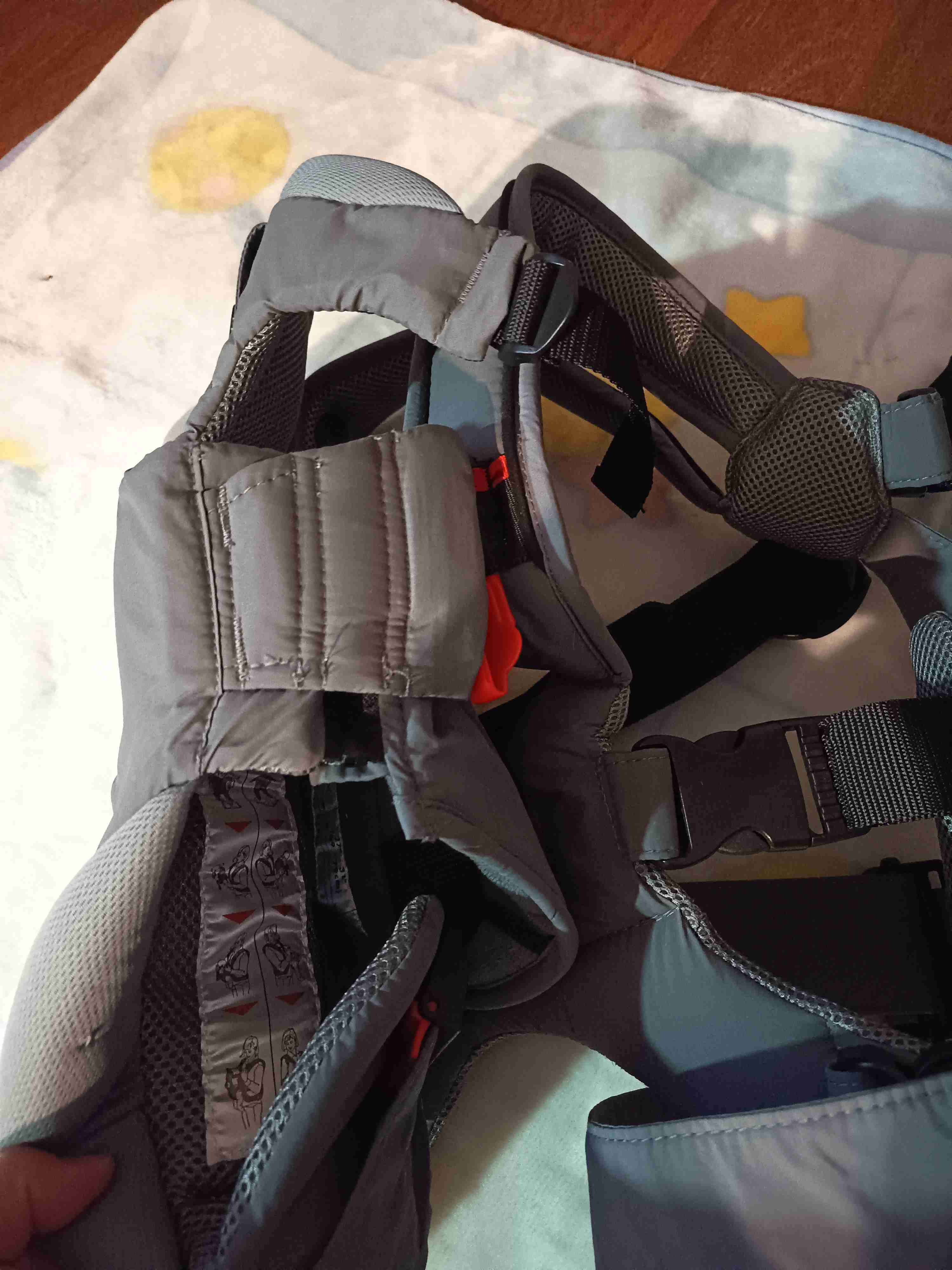 Mochila porta bebé gris Infanti. - miniatura 2