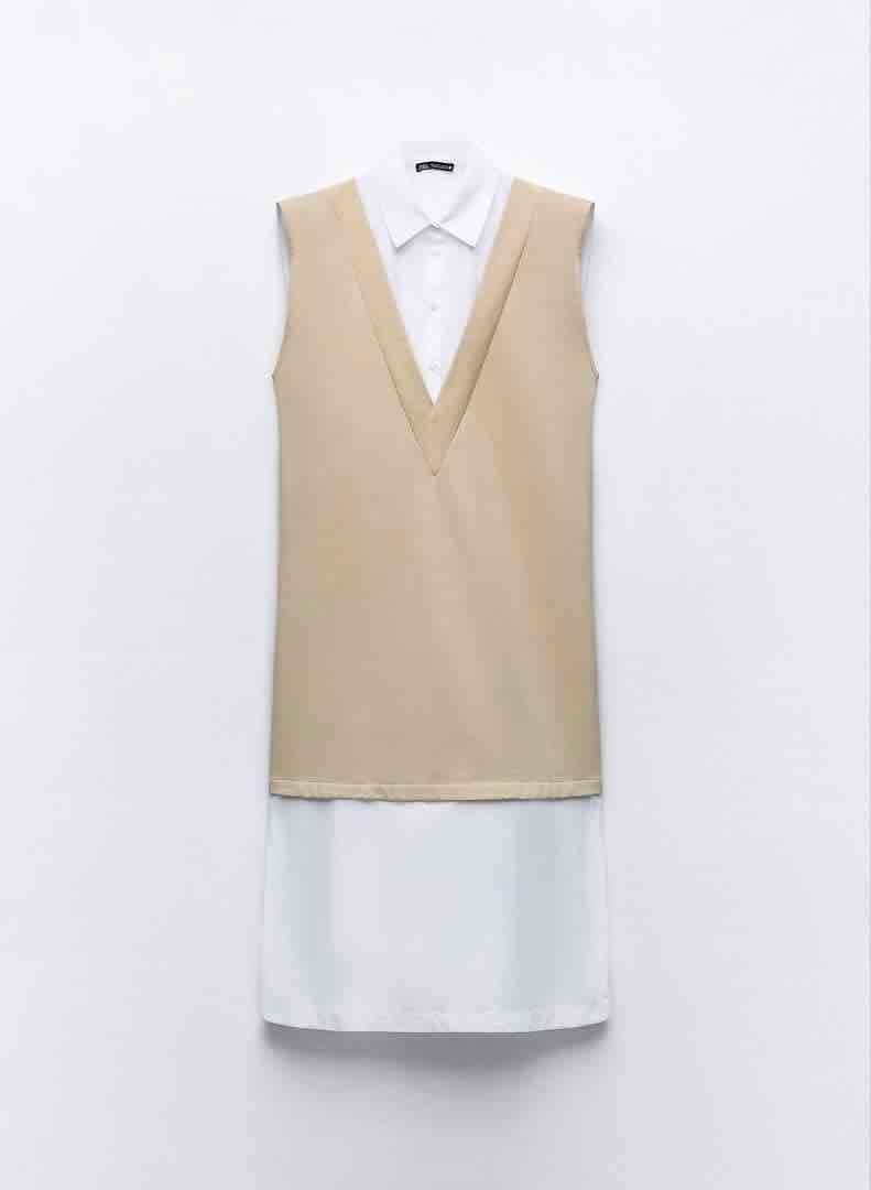 Vestido beige con camisa blanca