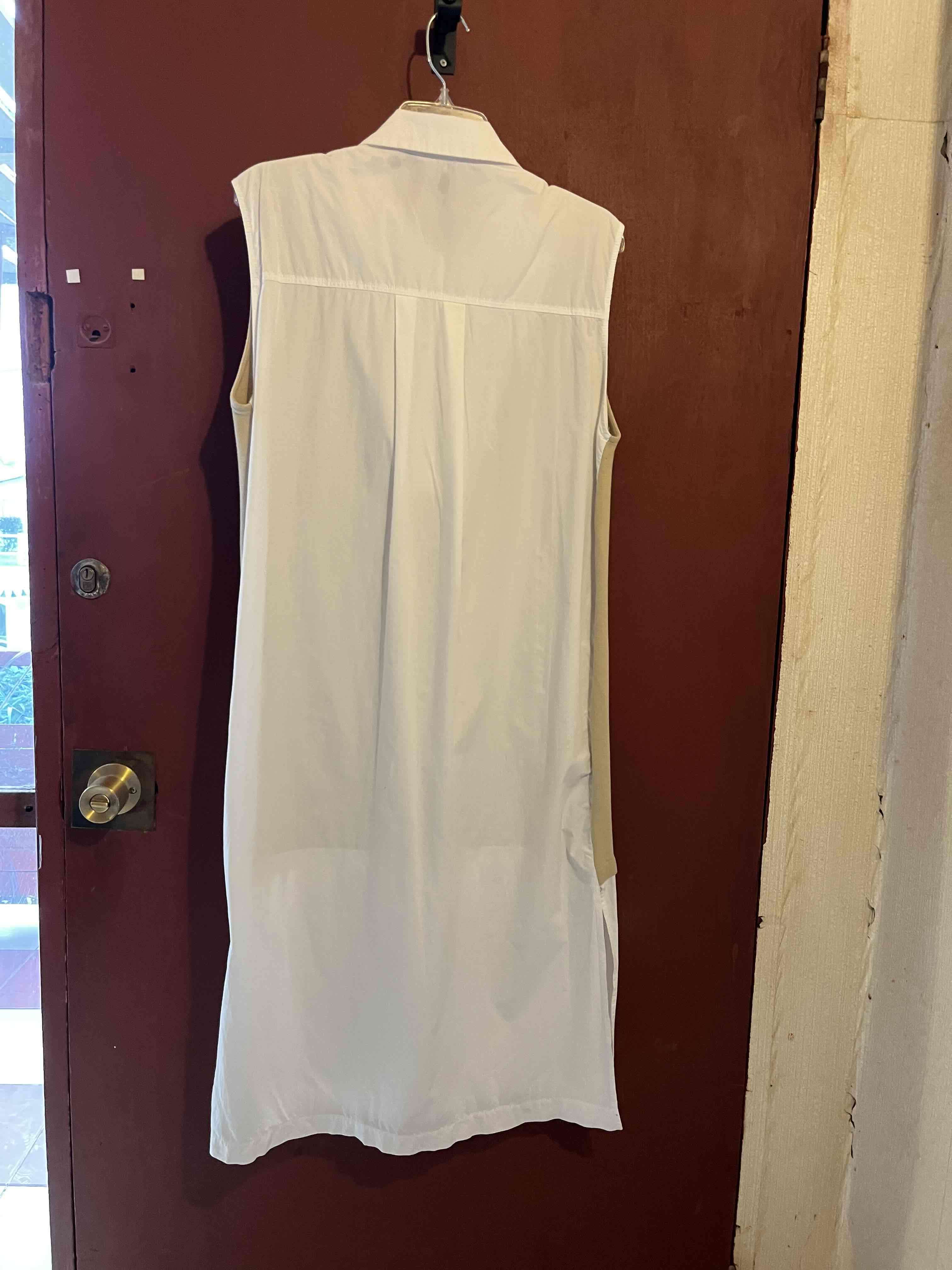 Vestido beige con camisa blanca - miniatura 2