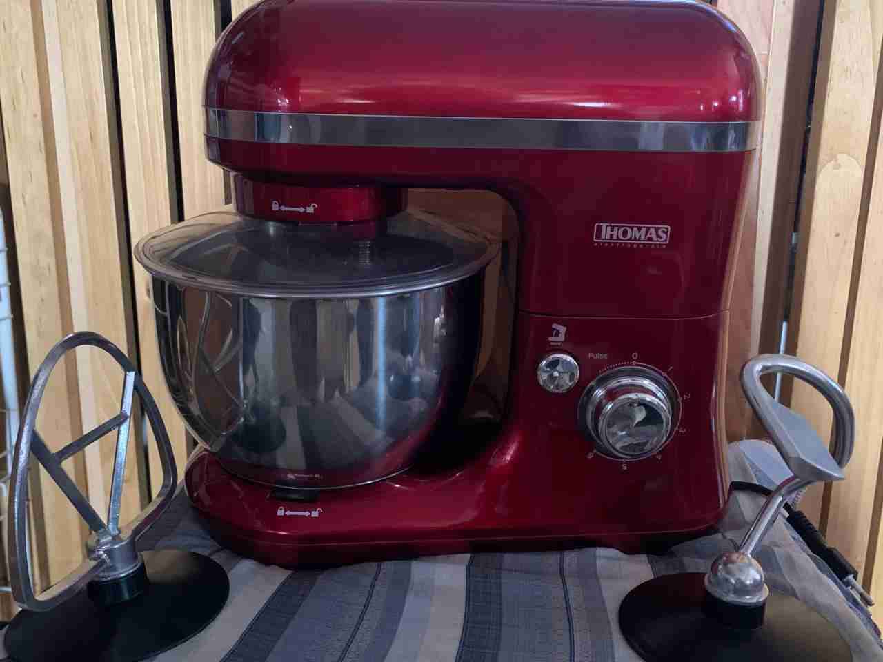 Batidora roja Thomas con accesorios