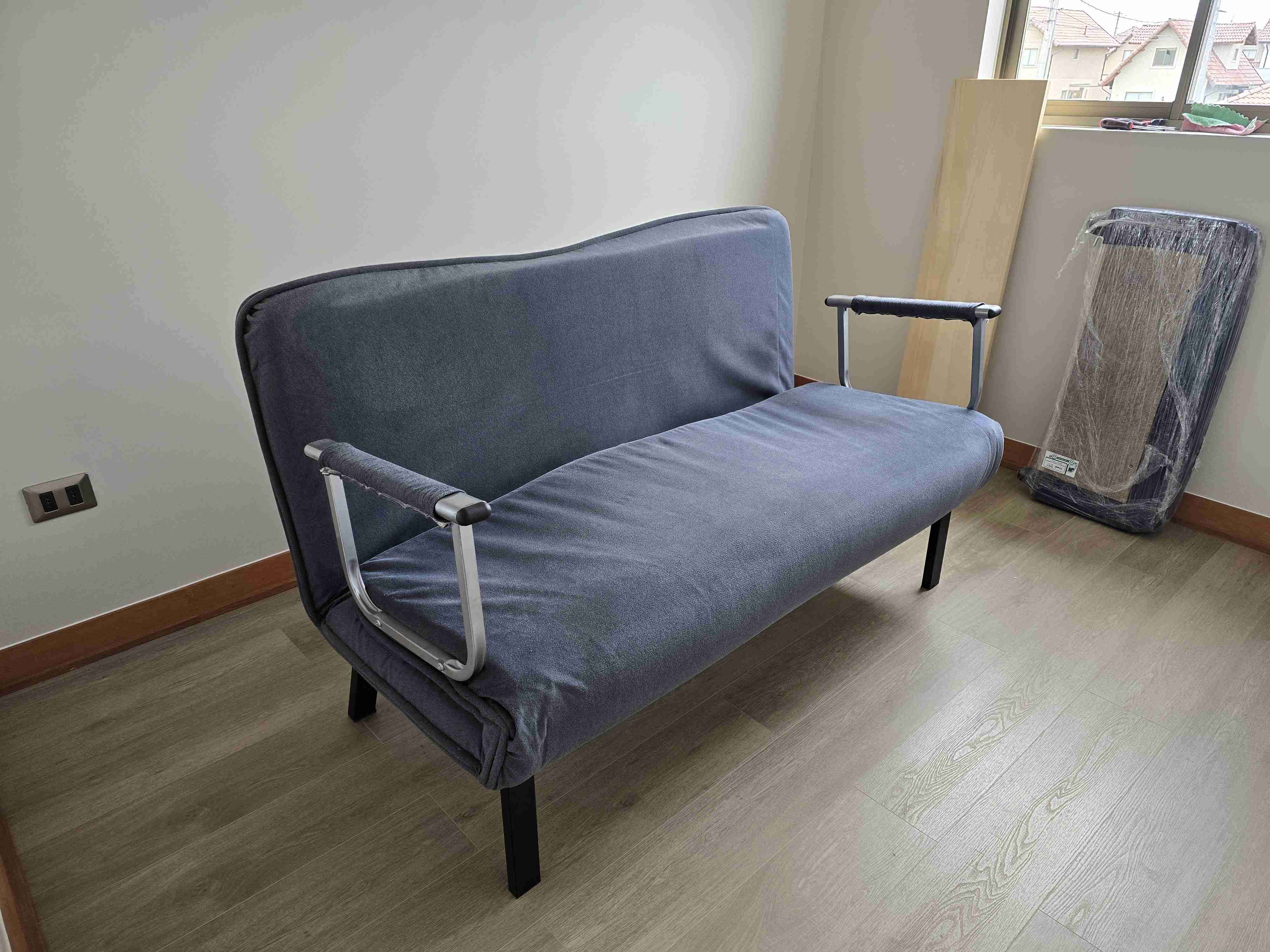 Sofá cama gris  de regalo el forro beige - miniatura 2