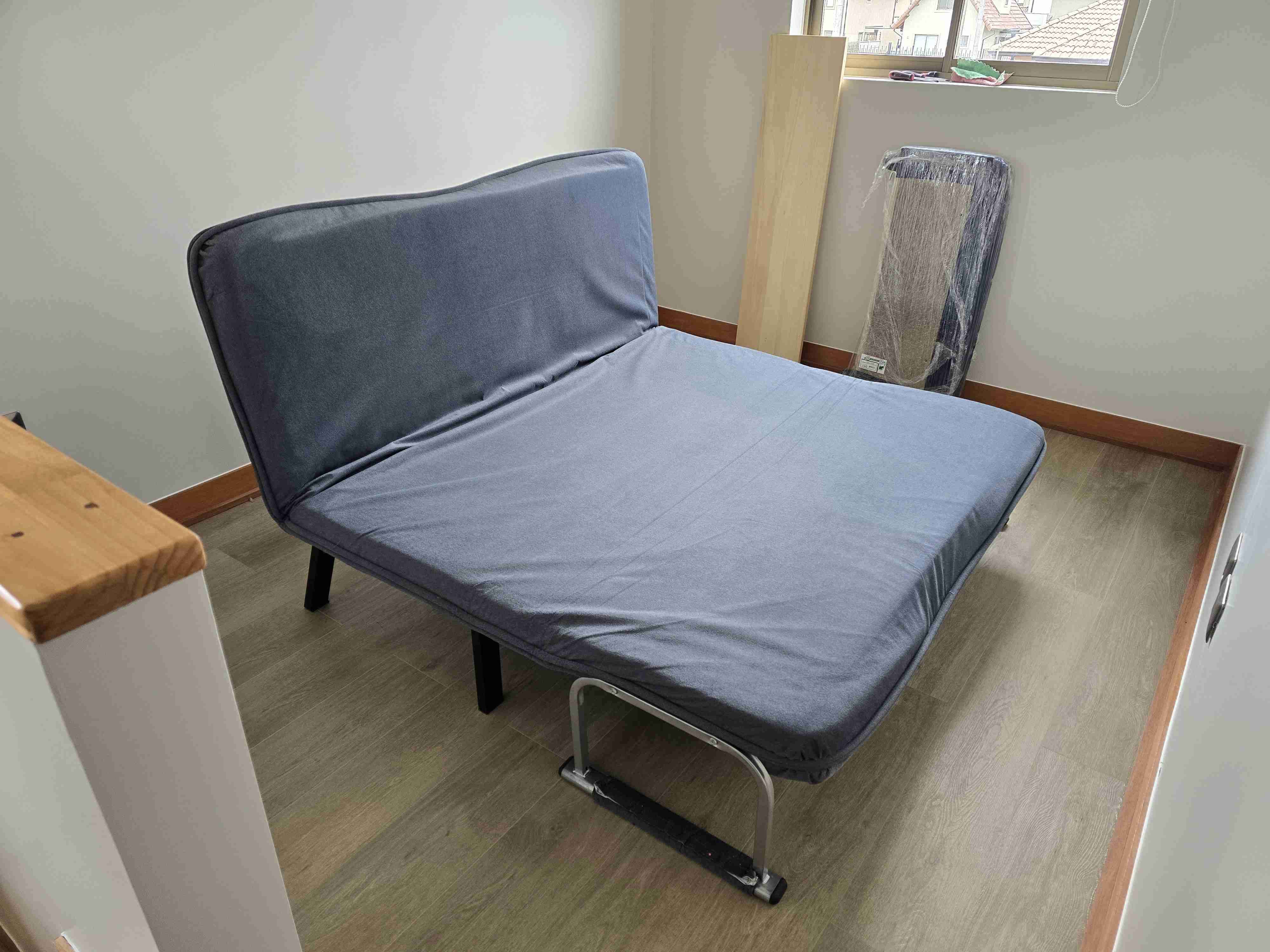 Sofá cama gris  de regalo el forro beige - miniatura 3