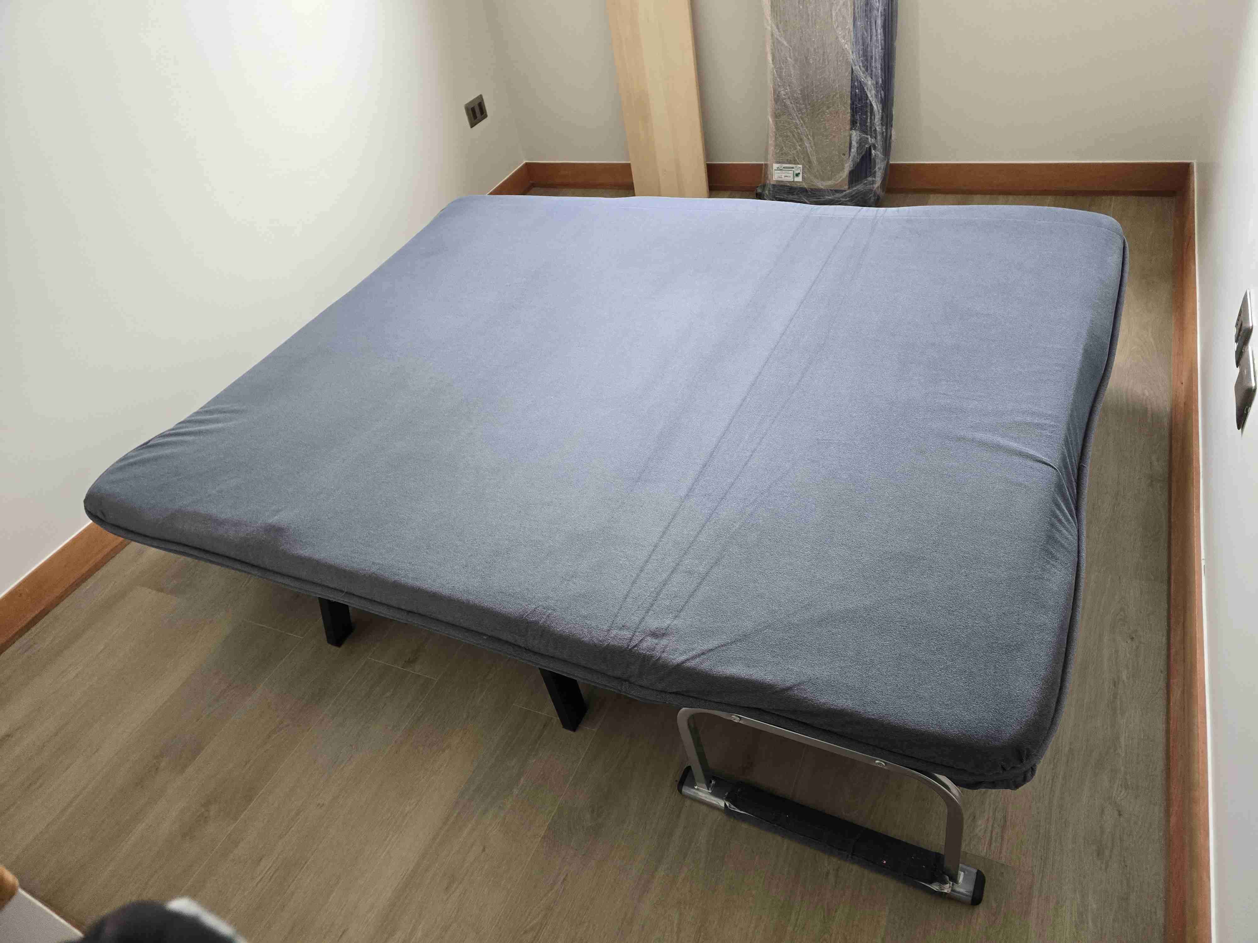 Sofá cama gris  de regalo el forro beige - miniatura 4