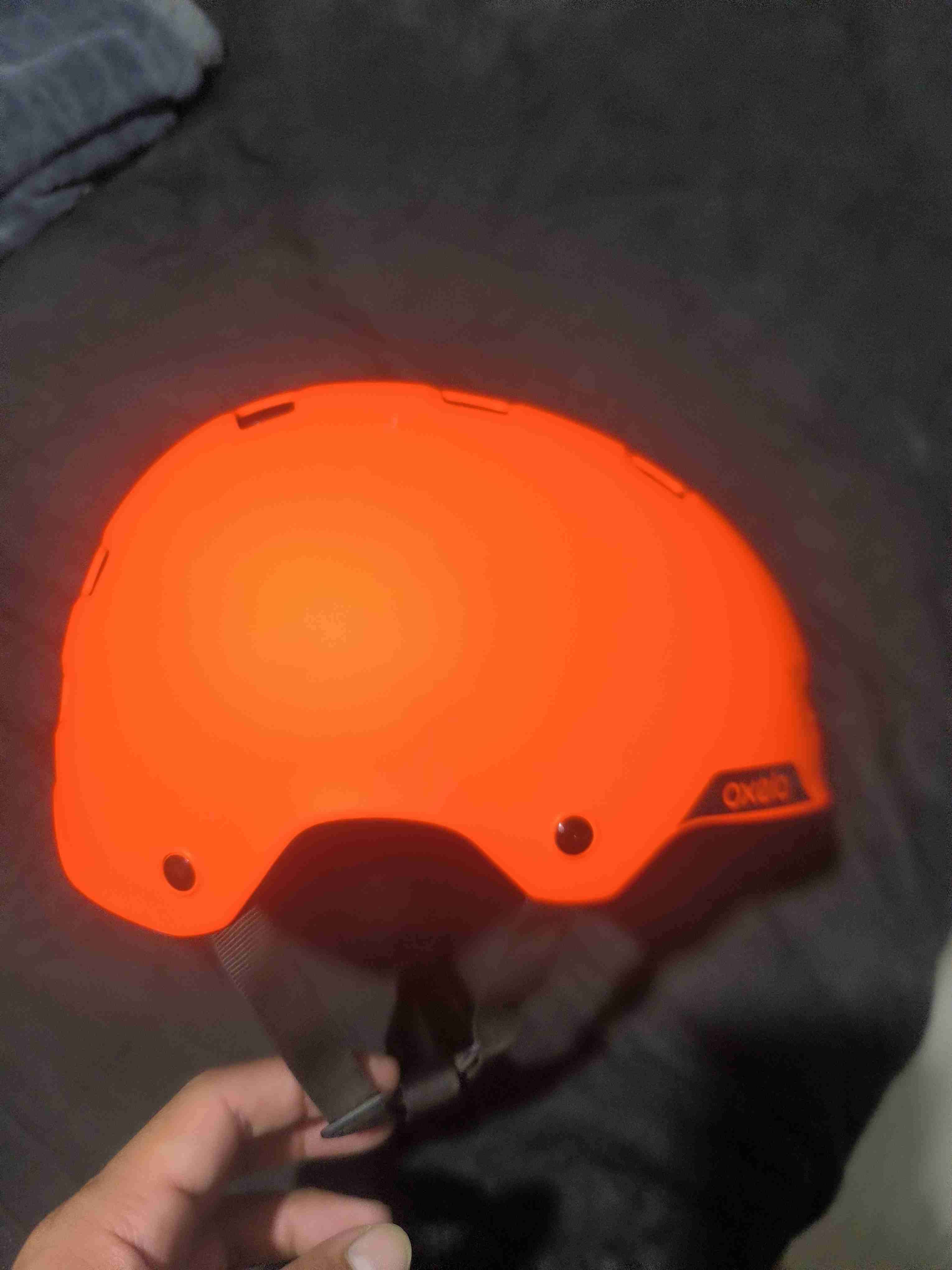 Casco naranja de bicicleta
