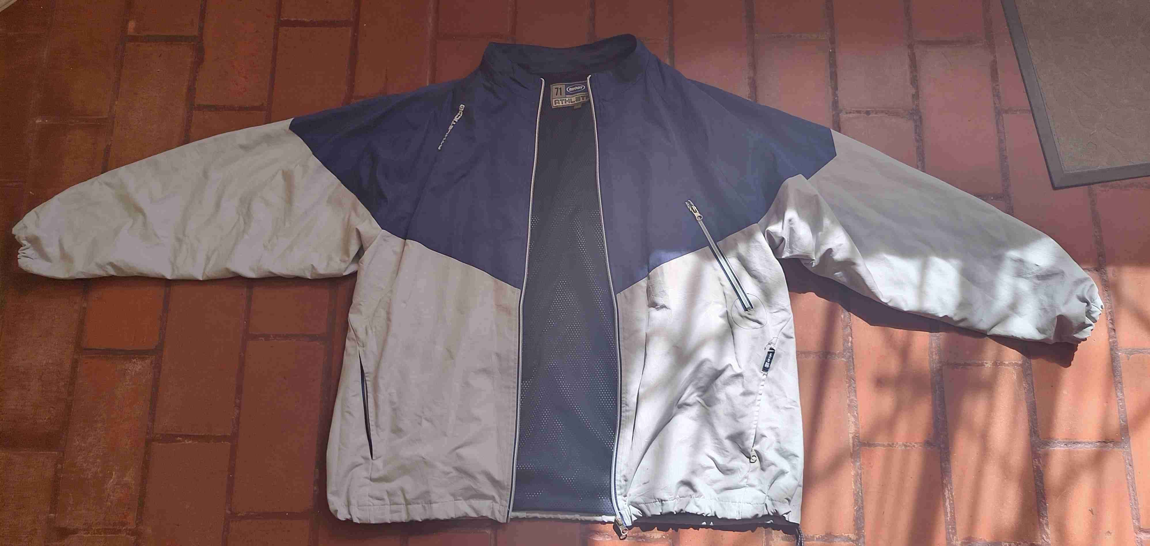 Chaqueta deportiva azul y blanca