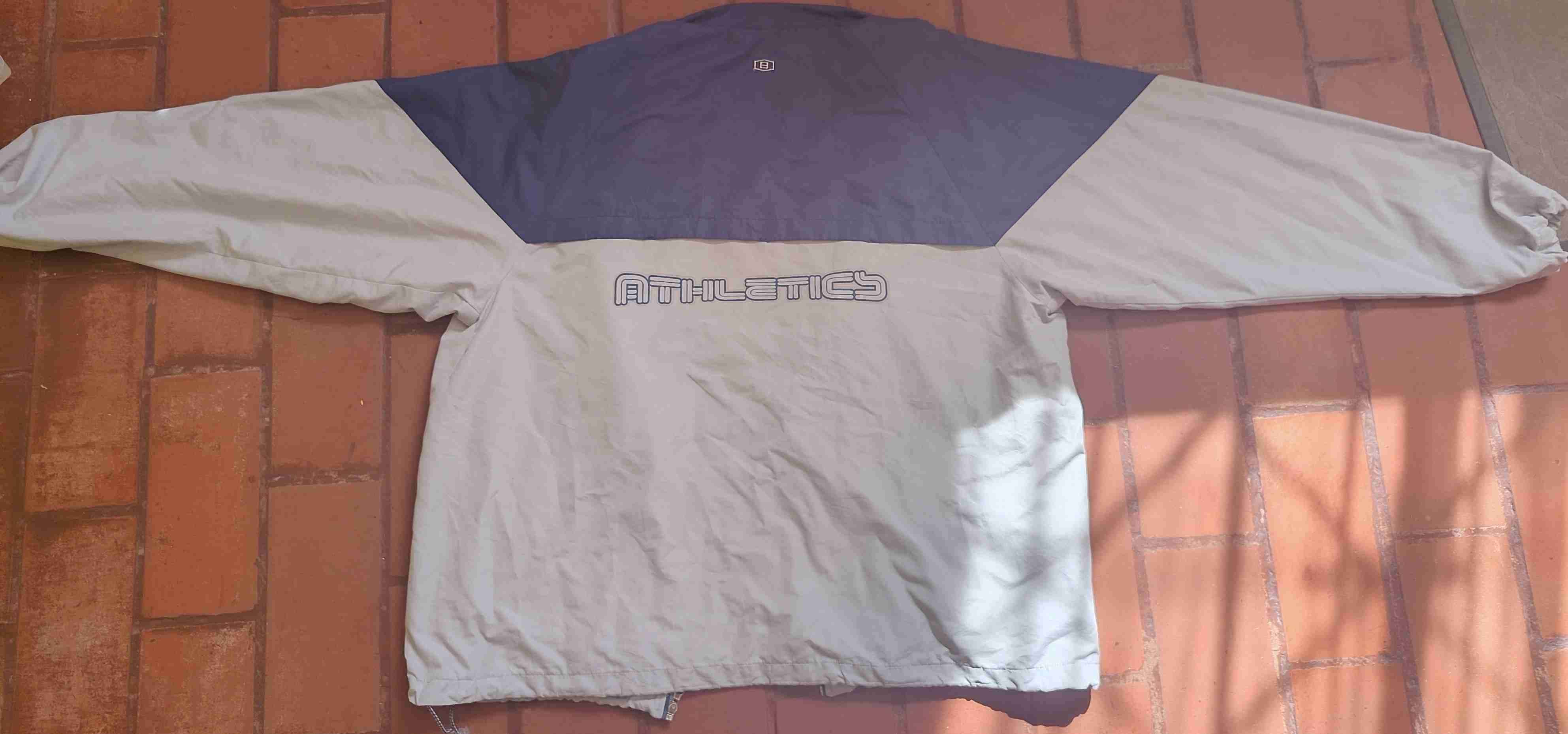 Chaqueta deportiva azul y blanca - miniatura 3