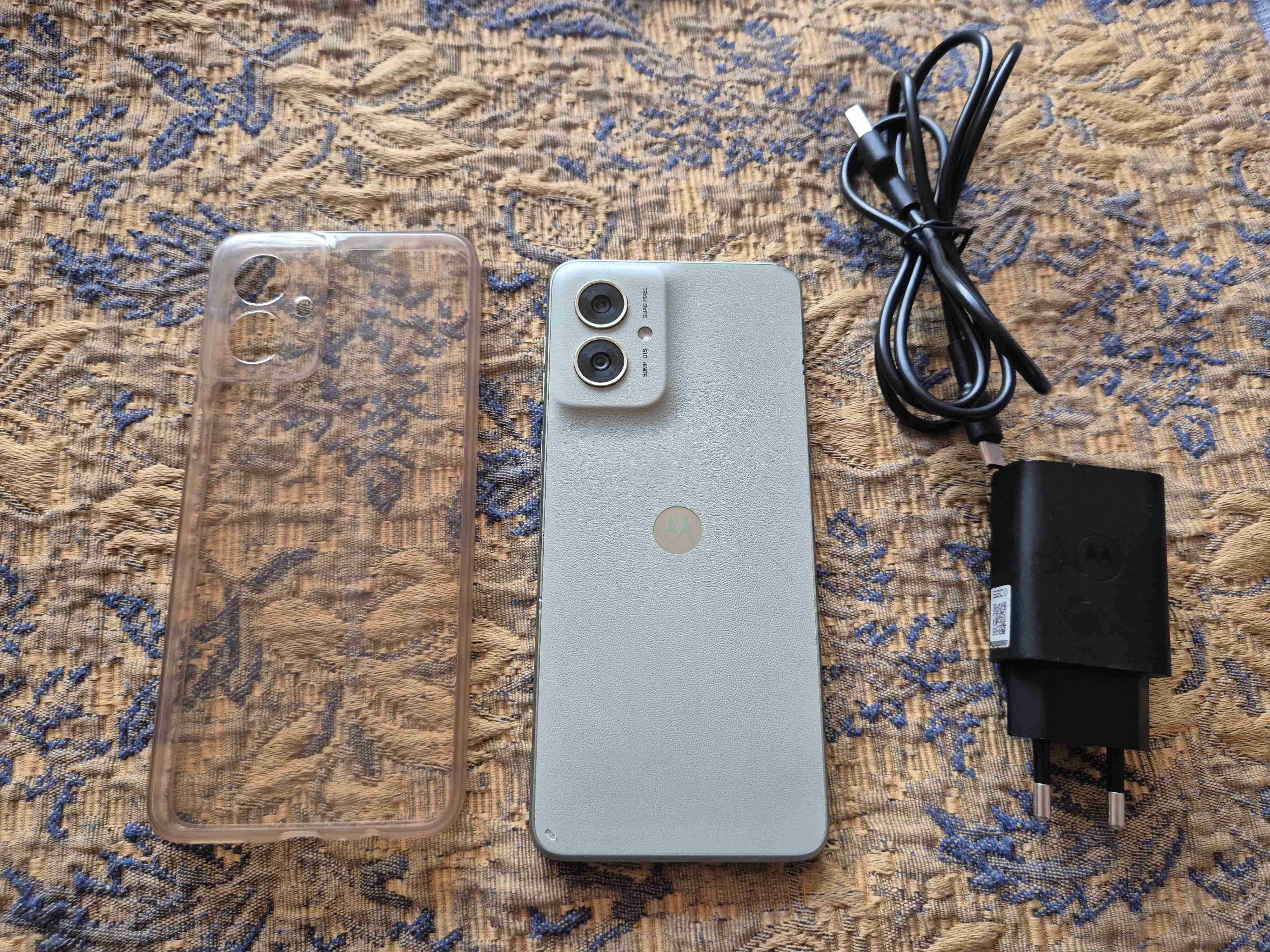 Celular Motorola con cargador - miniatura 3
