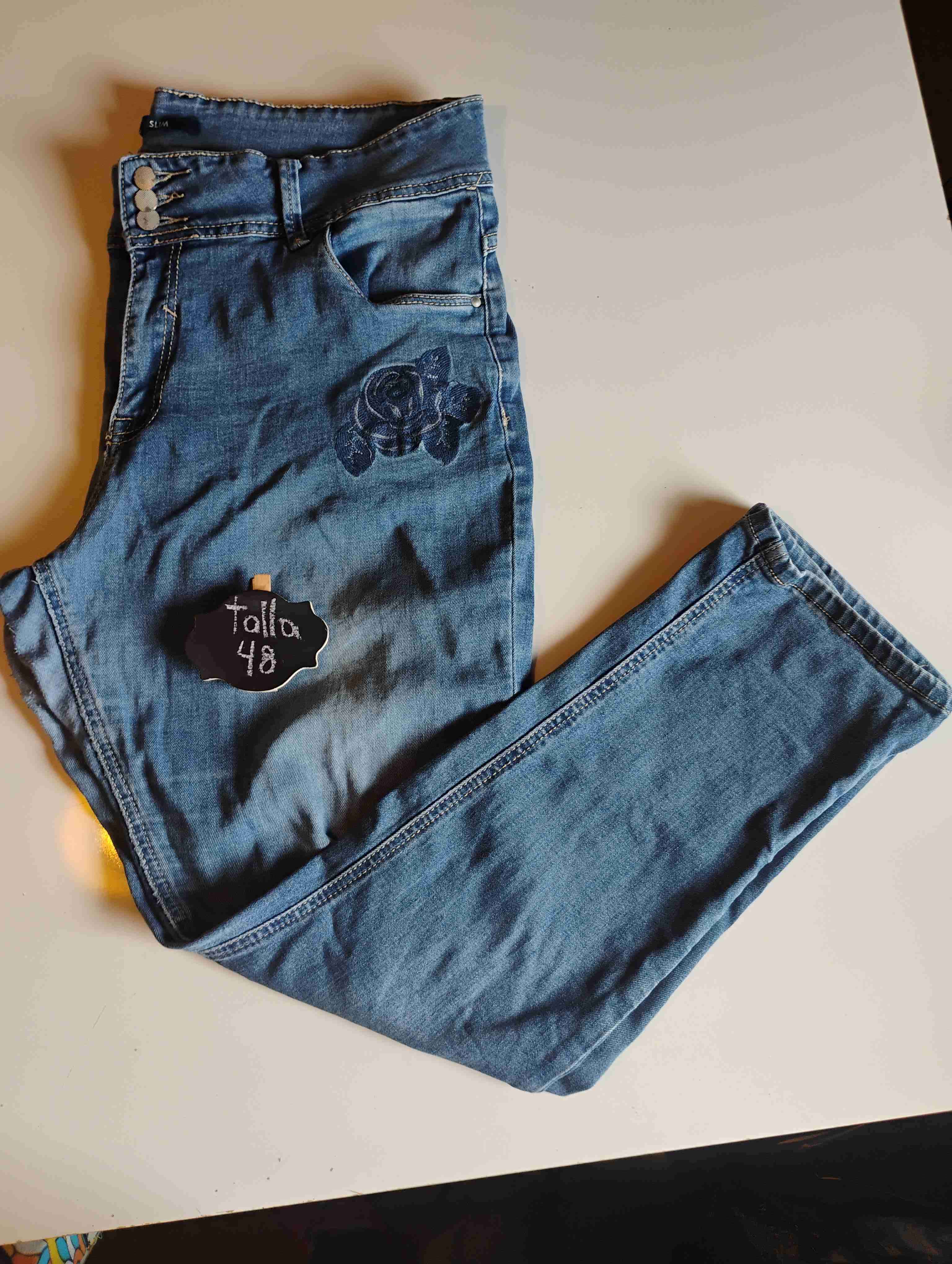 Jeans azul bordado talla 48