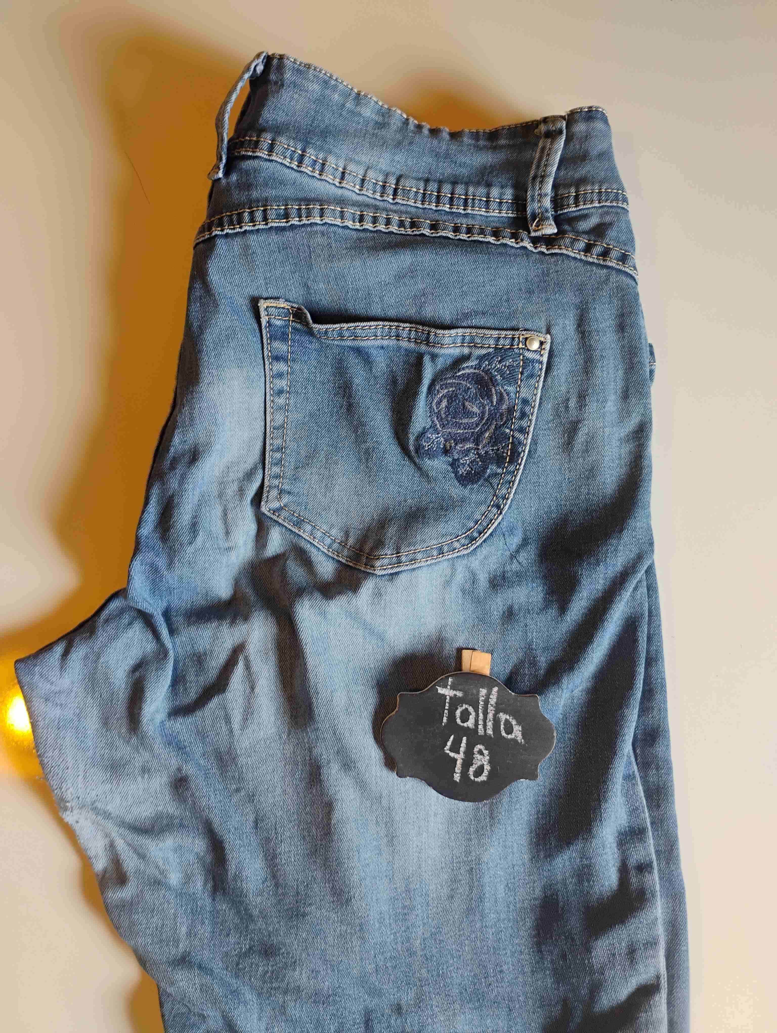 Jeans azul bordado talla 48 - miniatura 4