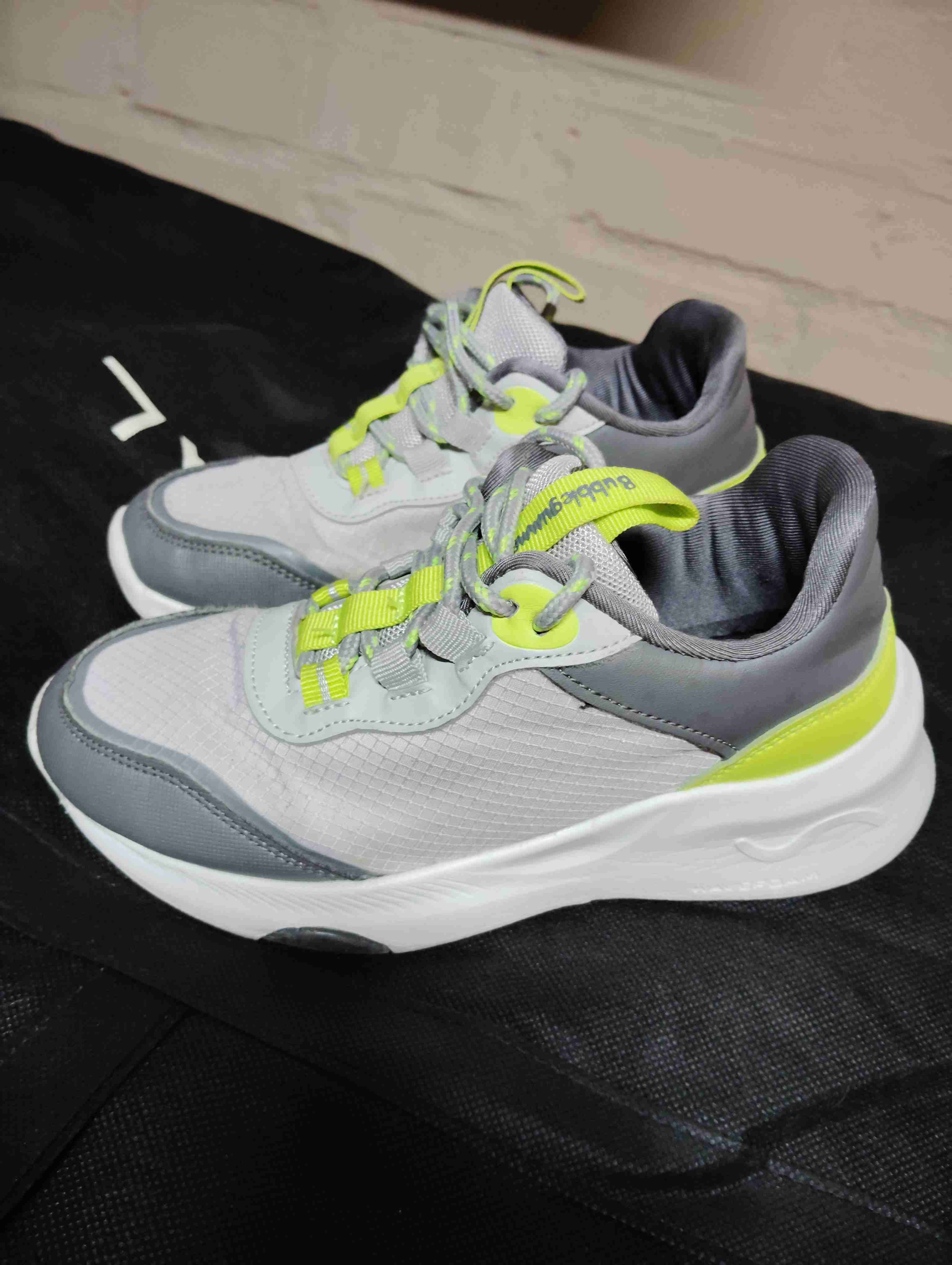 Zapatillas deportivas grises y verdes