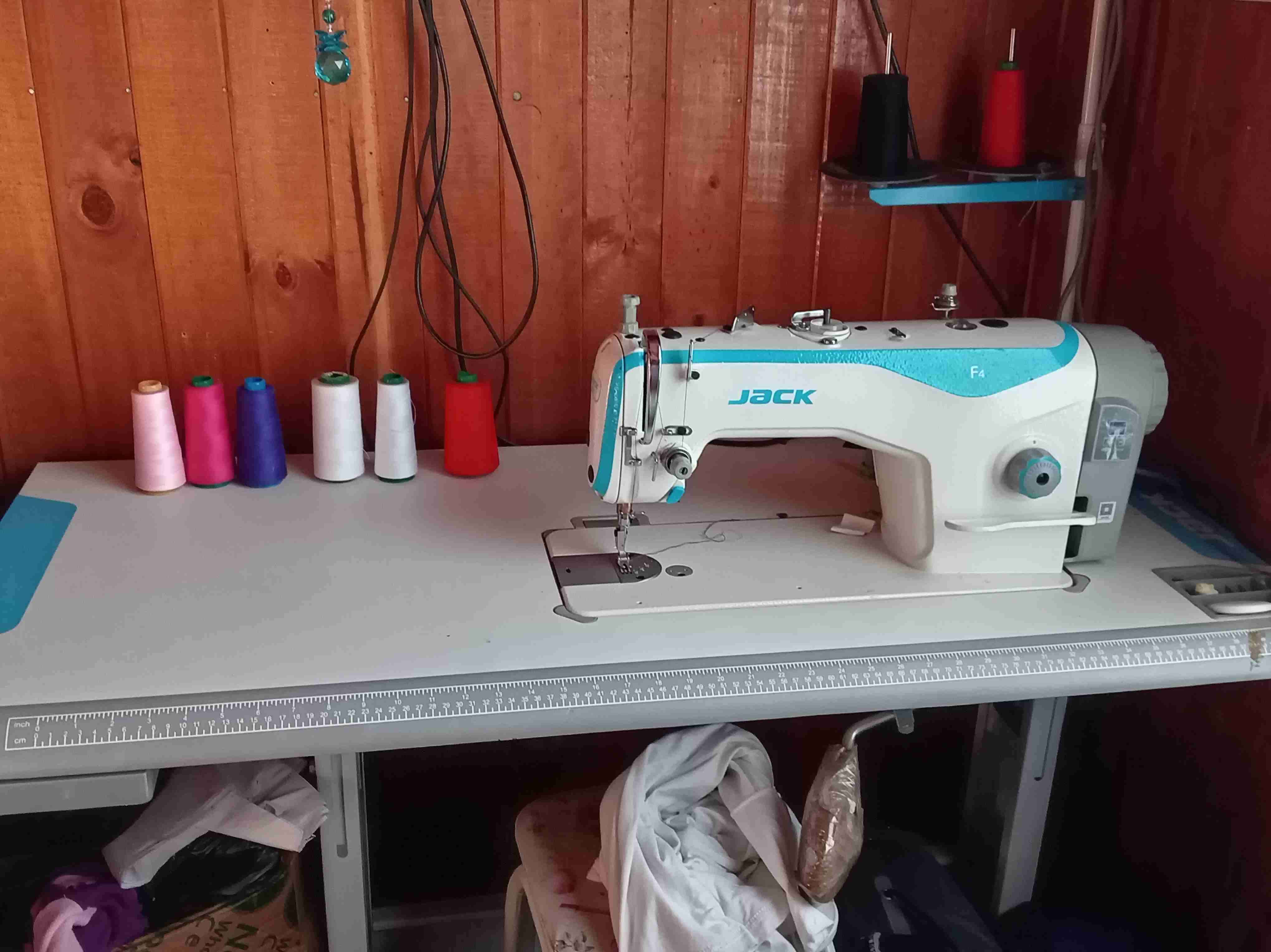 Máquina de coser industrial Jack F4 - miniatura 2