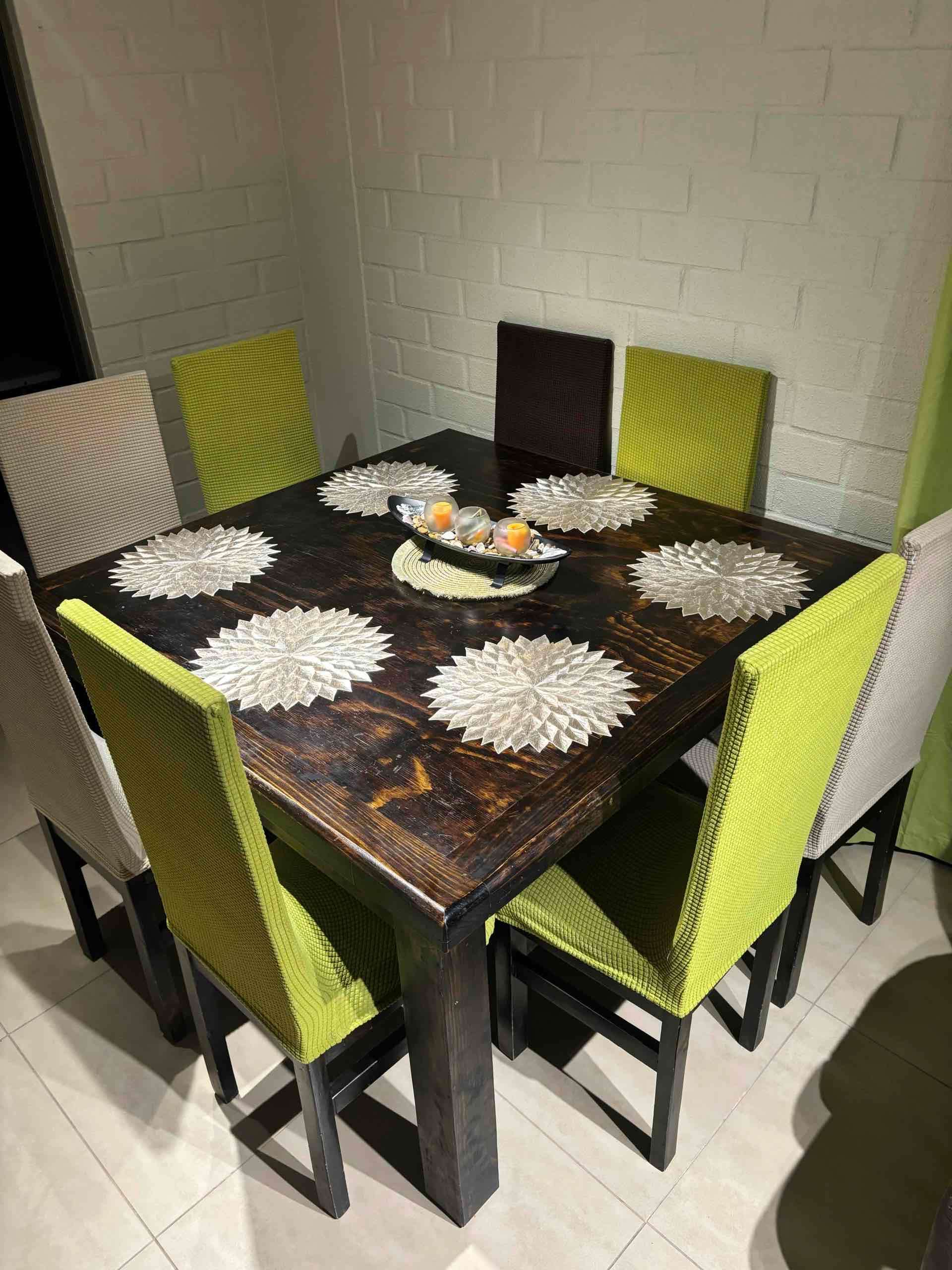 Juego de comedor de madera 8 sillas y rack TV 55”