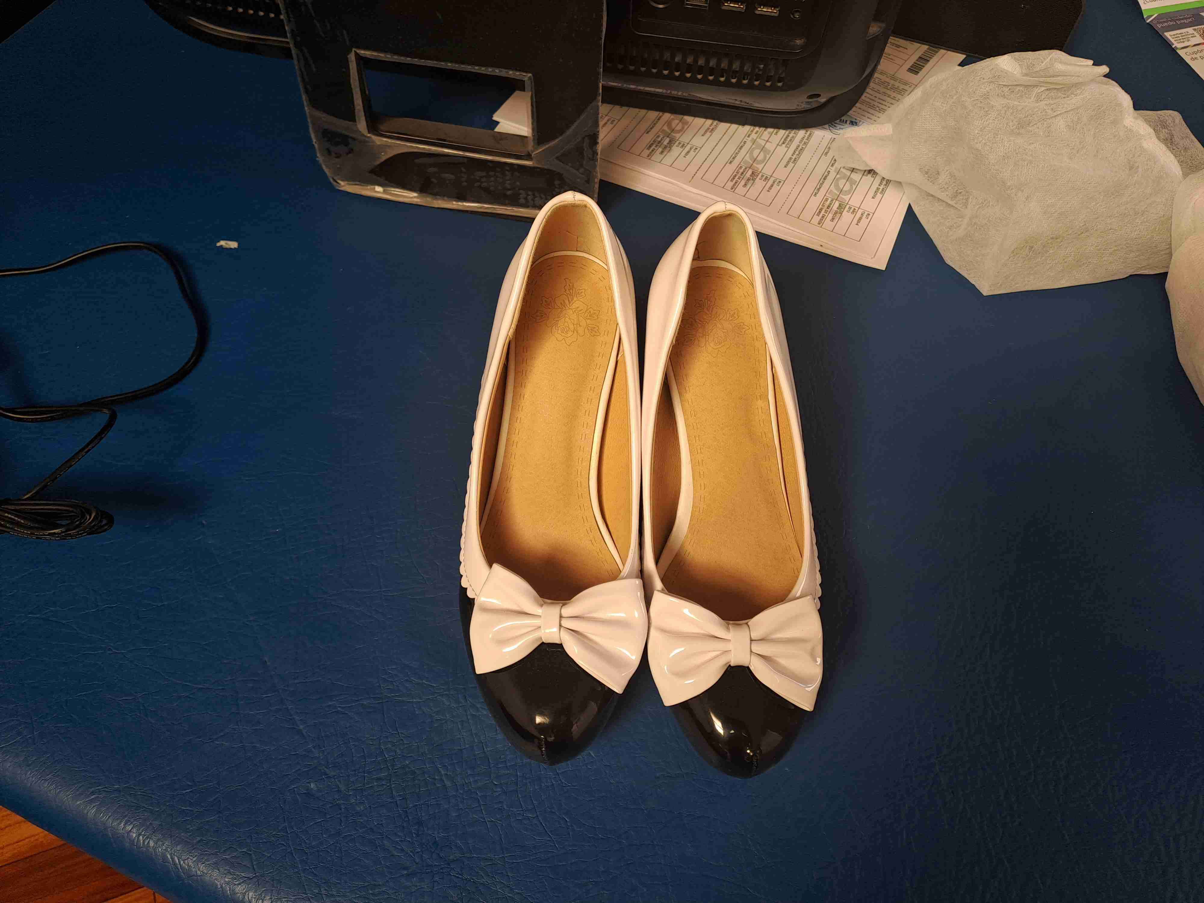 Zapatos bajos con lazo blanco