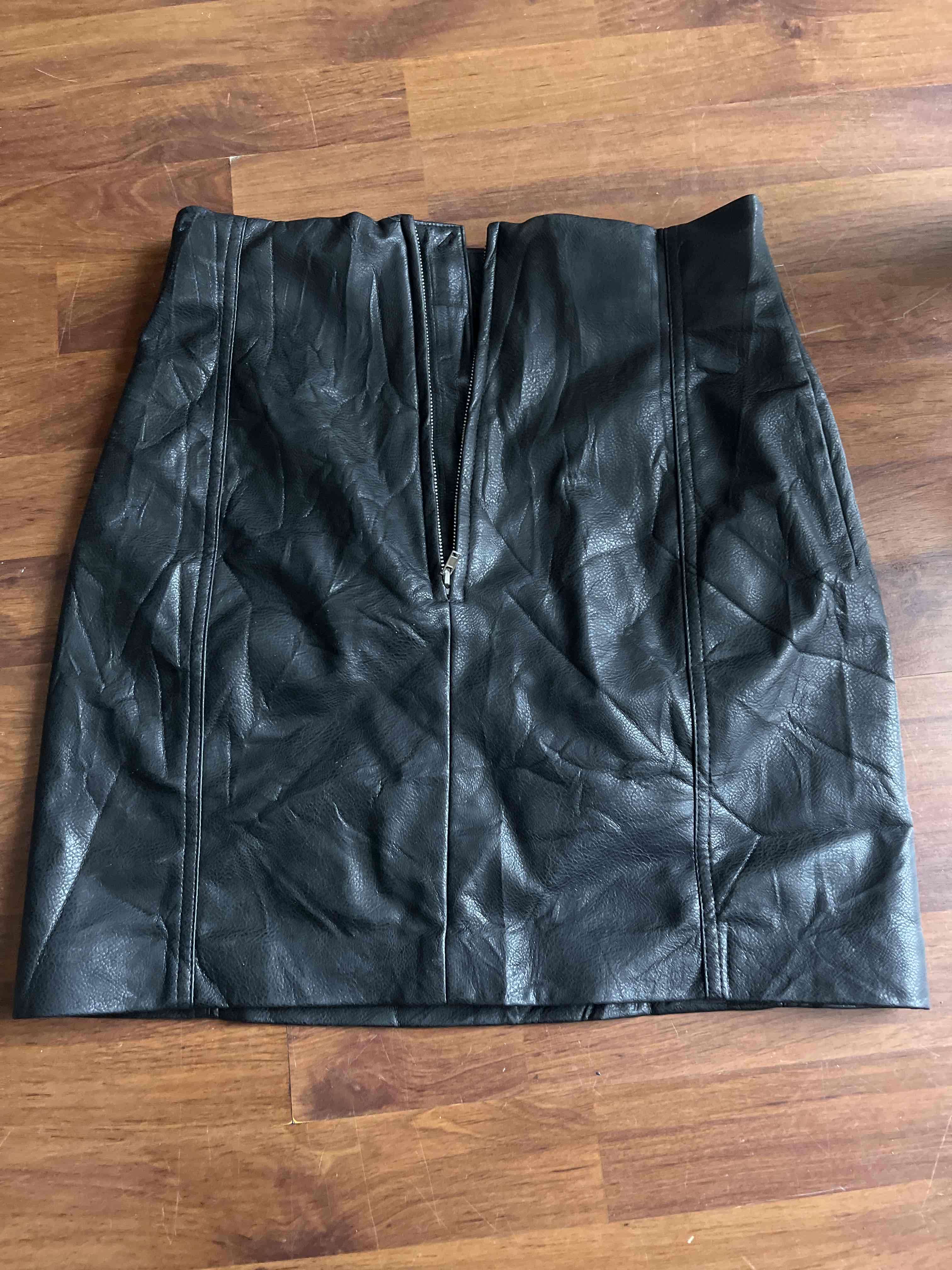 Falda negra de cuero sintetico - miniatura 2