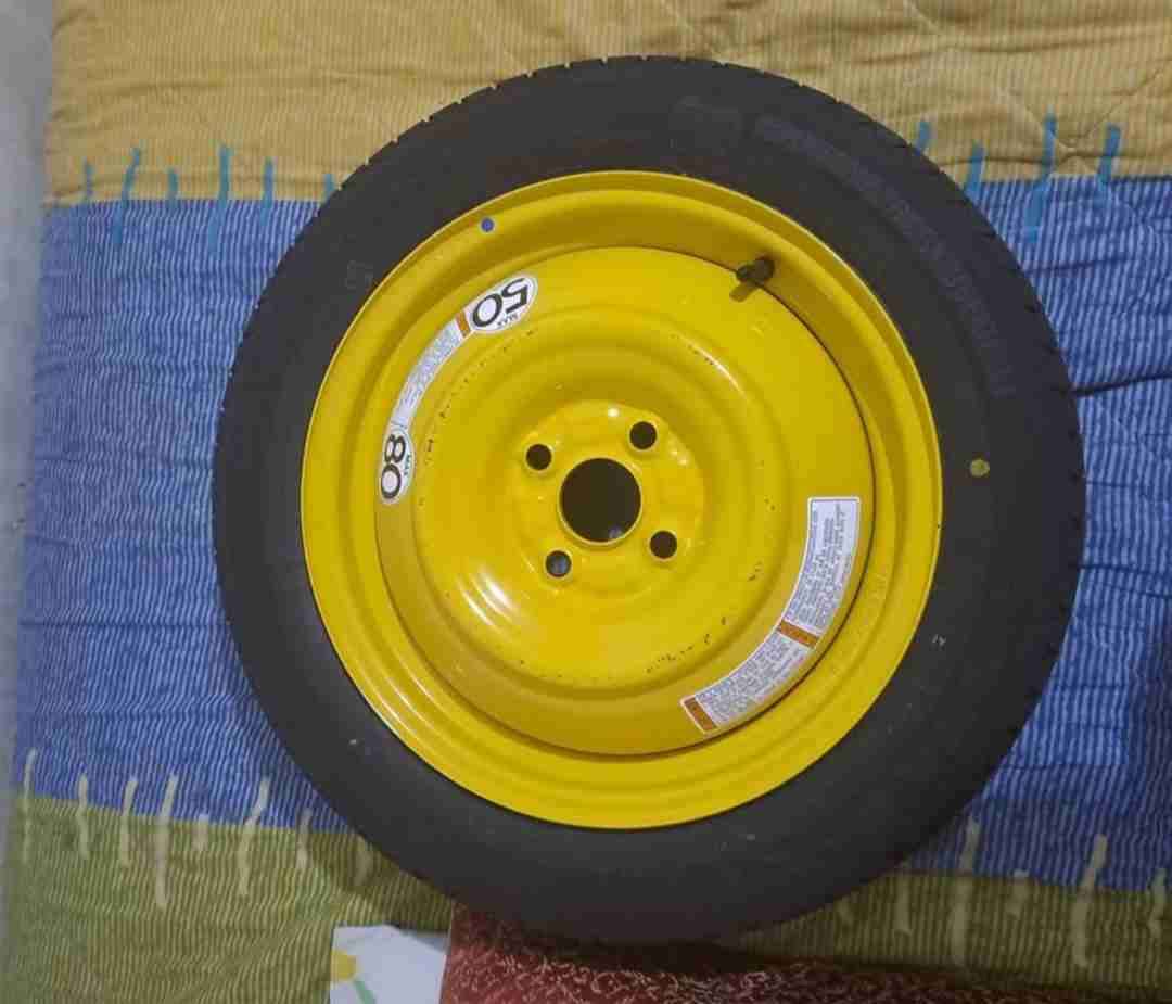 Rueda de repuesto amarilla nueva