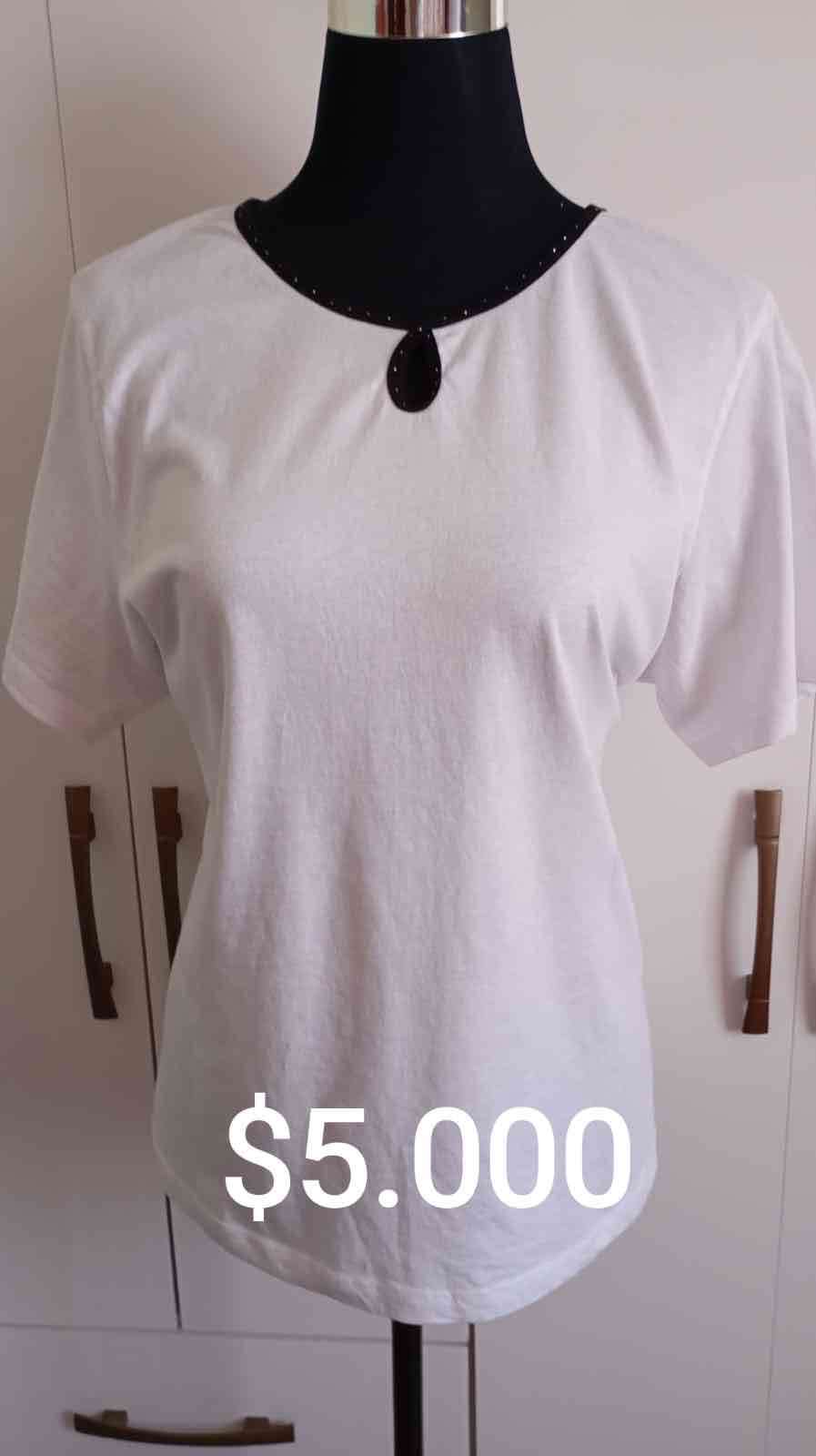 Polera blanca con detalle negro