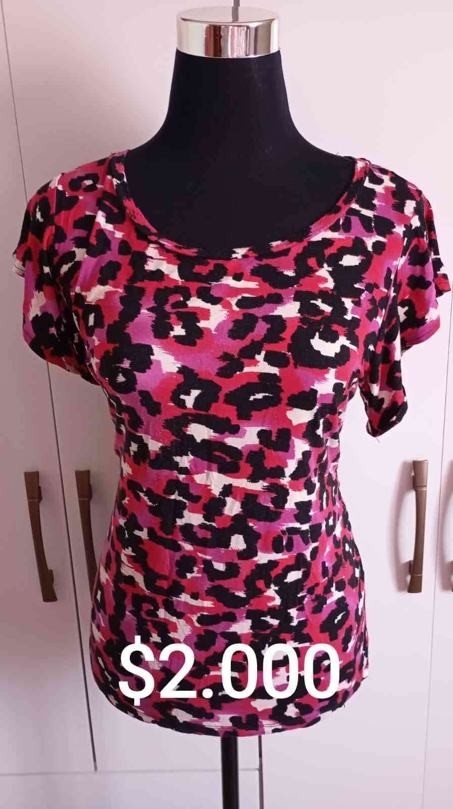 Polera estampado animal print