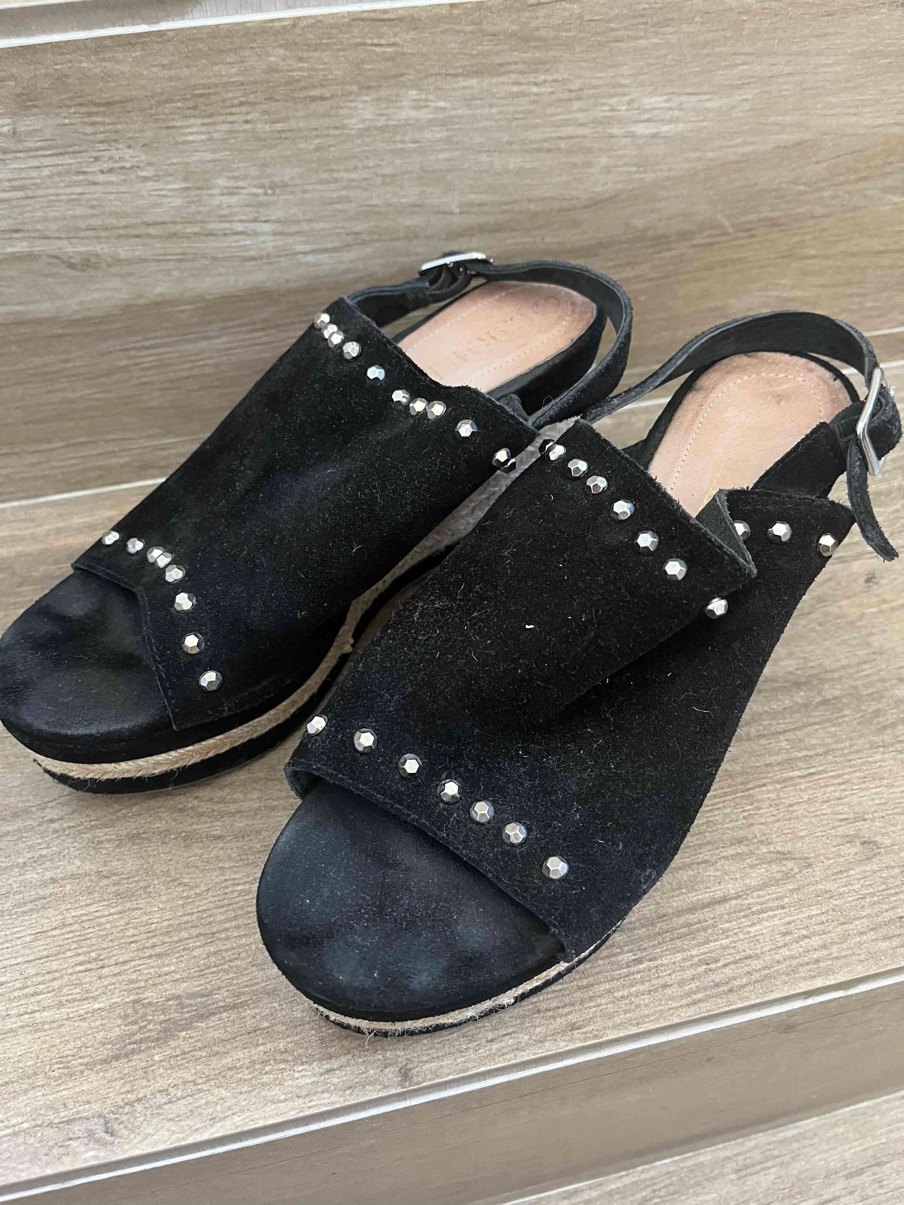 Sandalias negras con tachas talla 37 marca Carmela