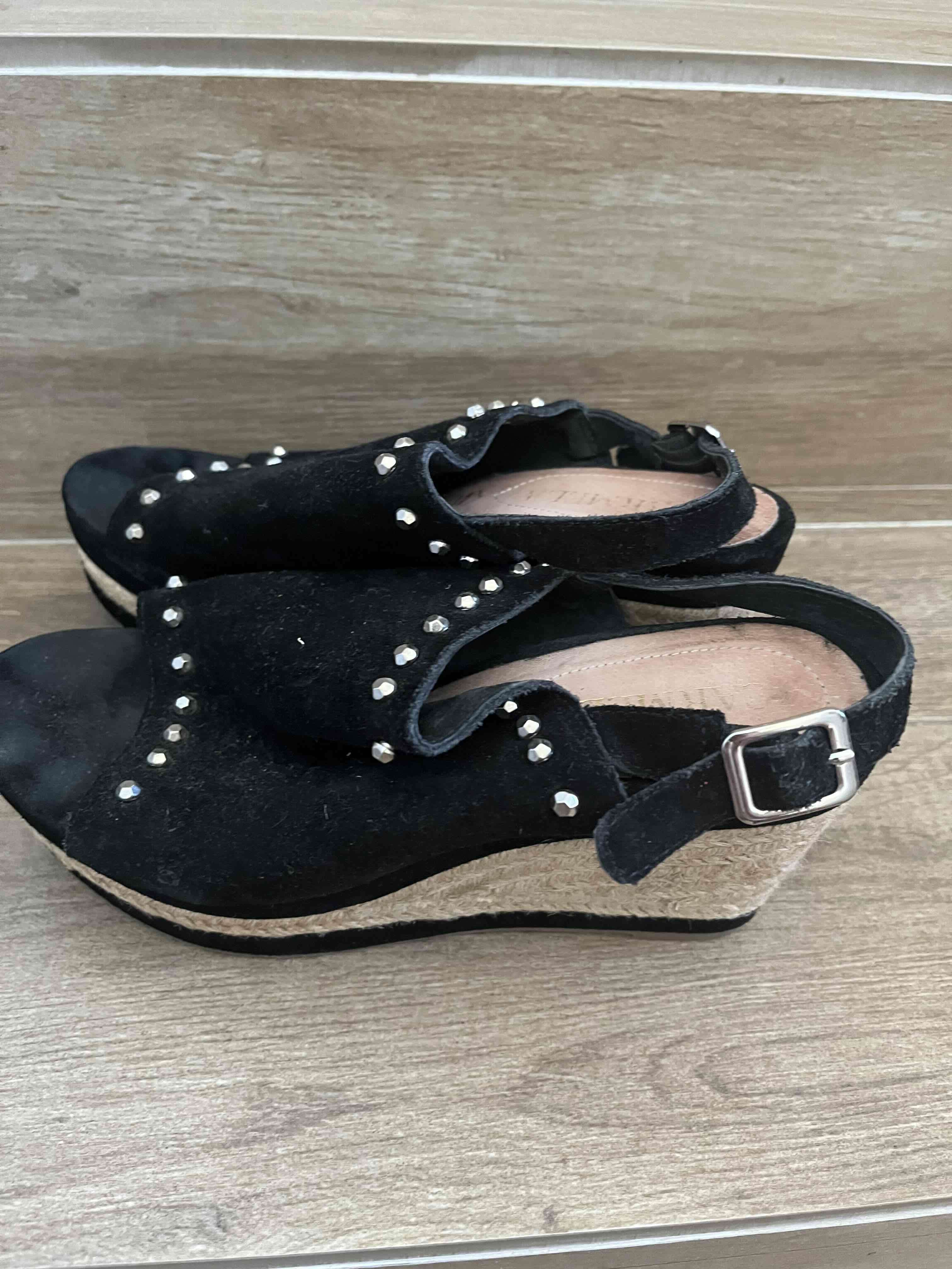 Sandalias negras con tachas talla 37 marca Carmela - miniatura 2