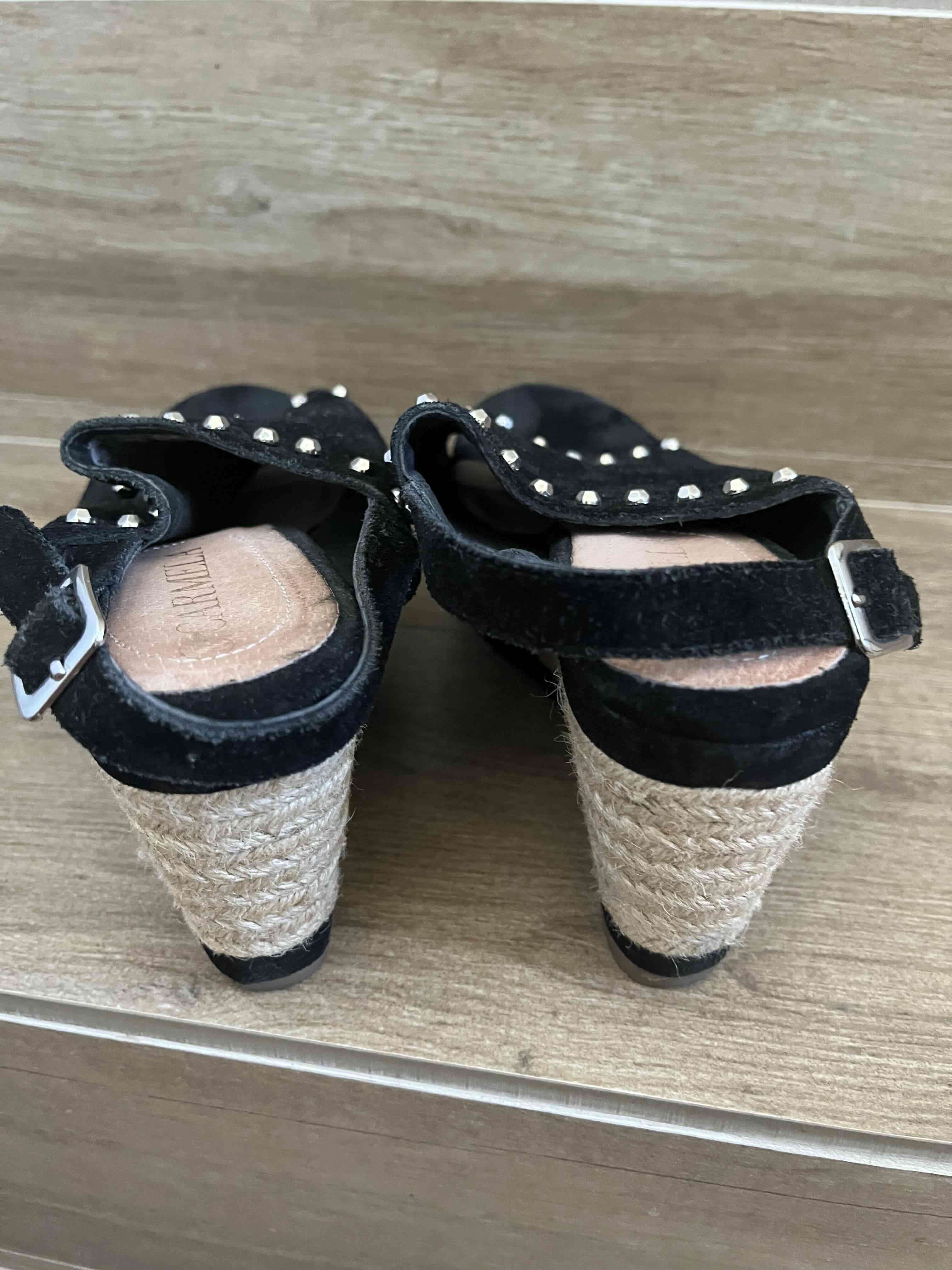 Sandalias negras con tachas talla 37 marca Carmela - miniatura 3