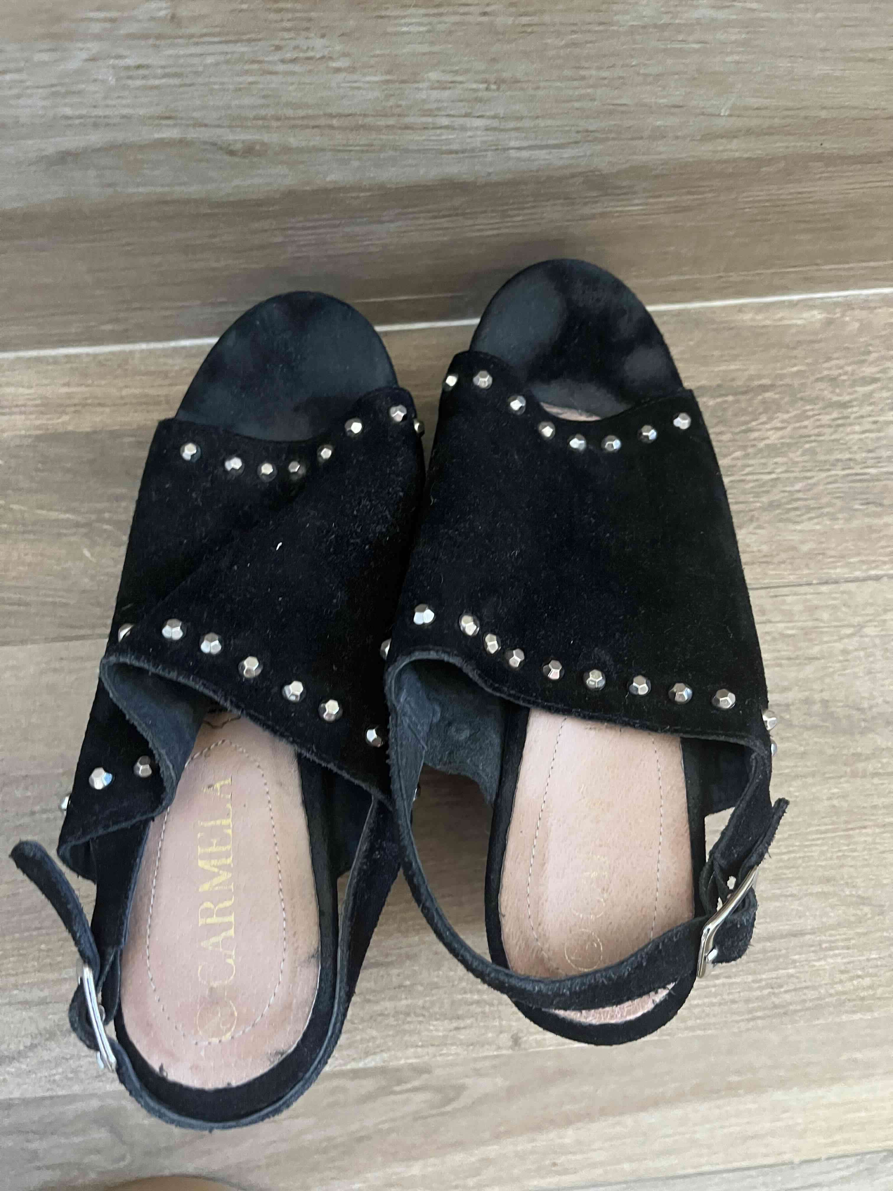 Sandalias negras con tachas talla 37 marca Carmela - miniatura 4
