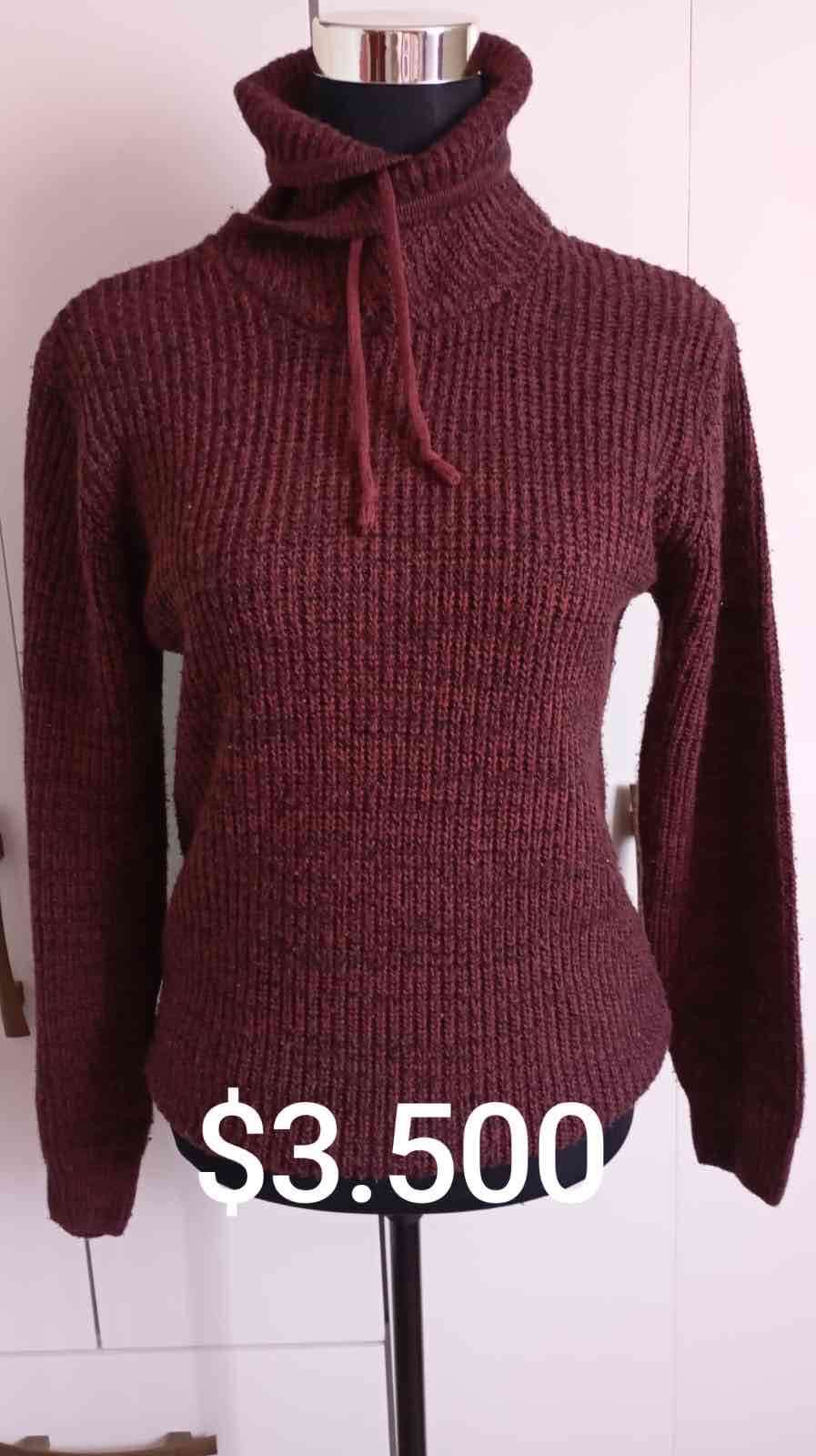 Suéter burdeos cuello alto