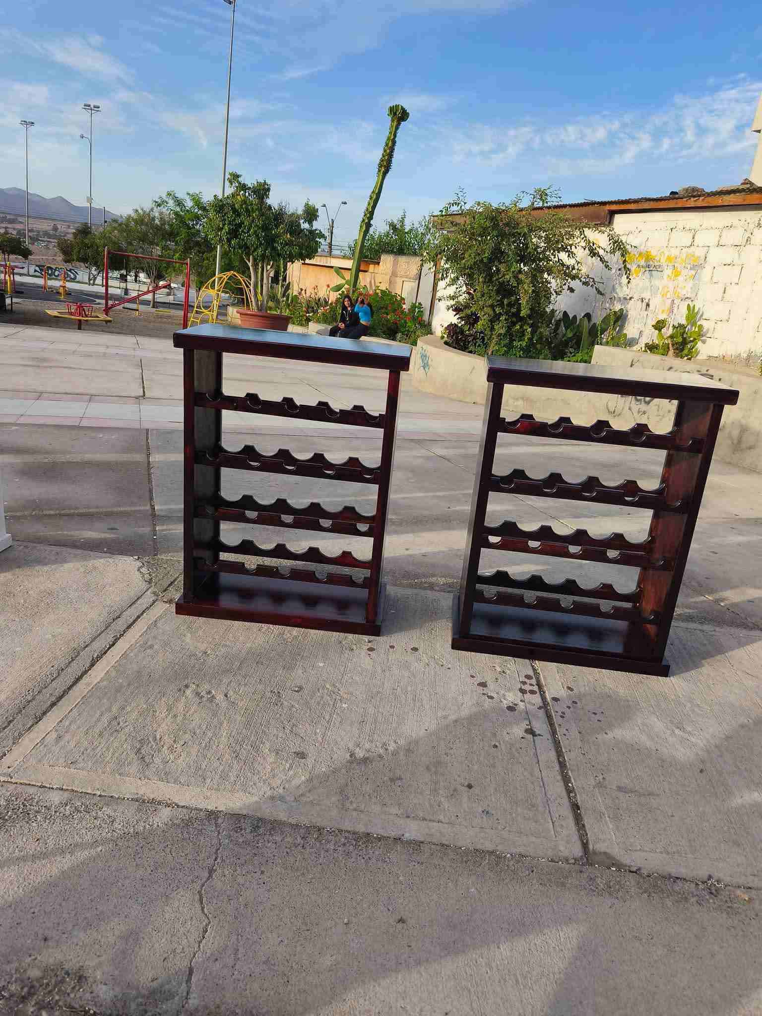 Botelleros de madera oscuros