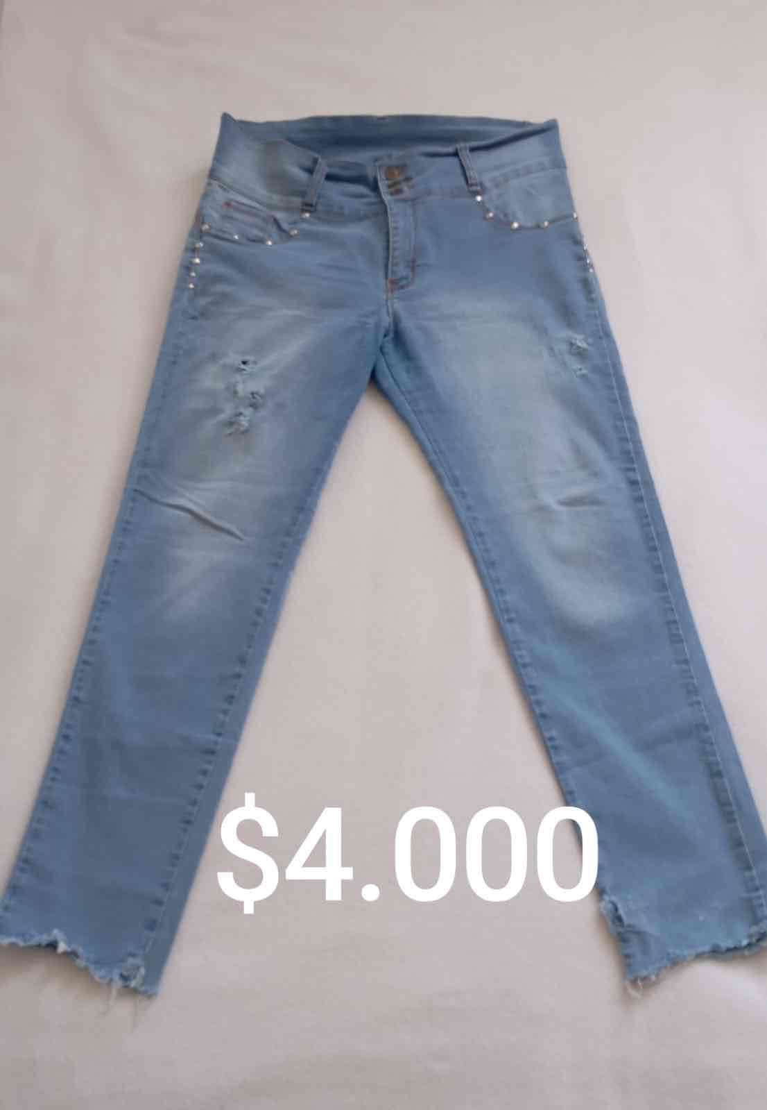 Jeans de mujer azul desgastados