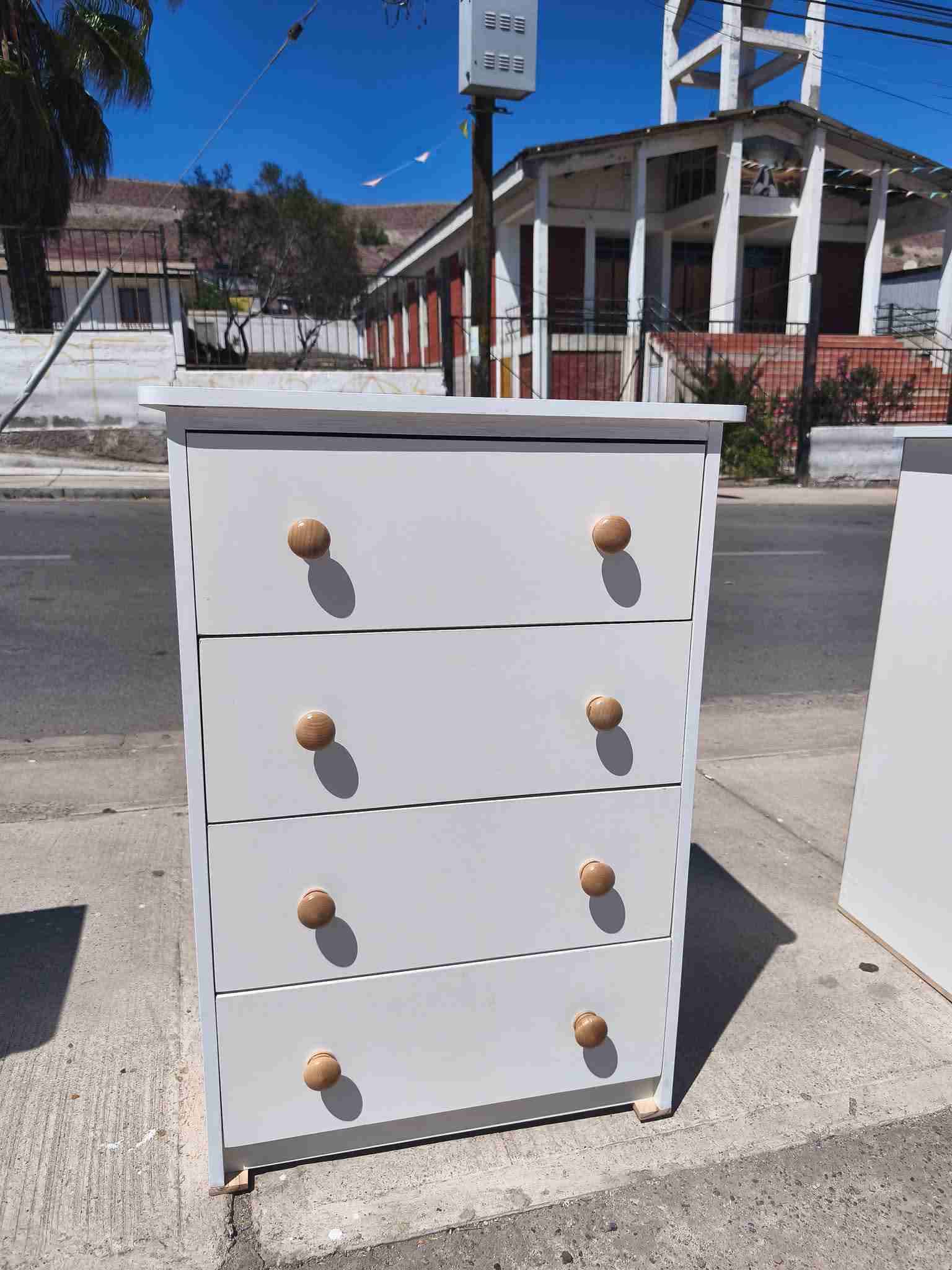 Cómoda blanca de 4 cajones