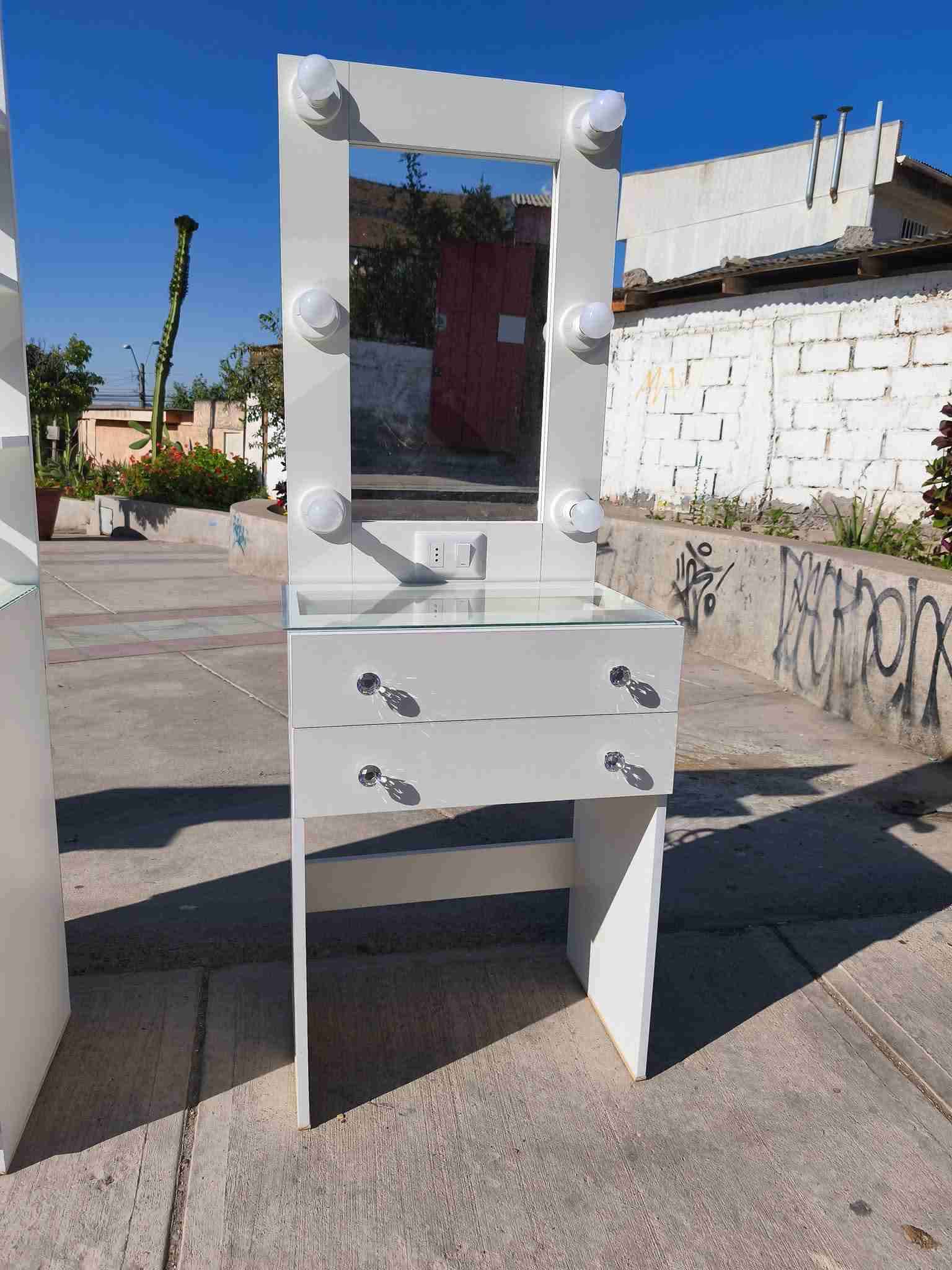 Tocador blanco con espejo e iluminación