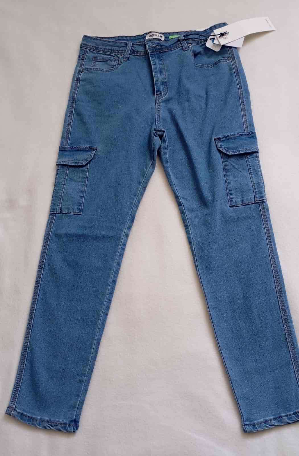 Jeans azules con bolsillos cargo