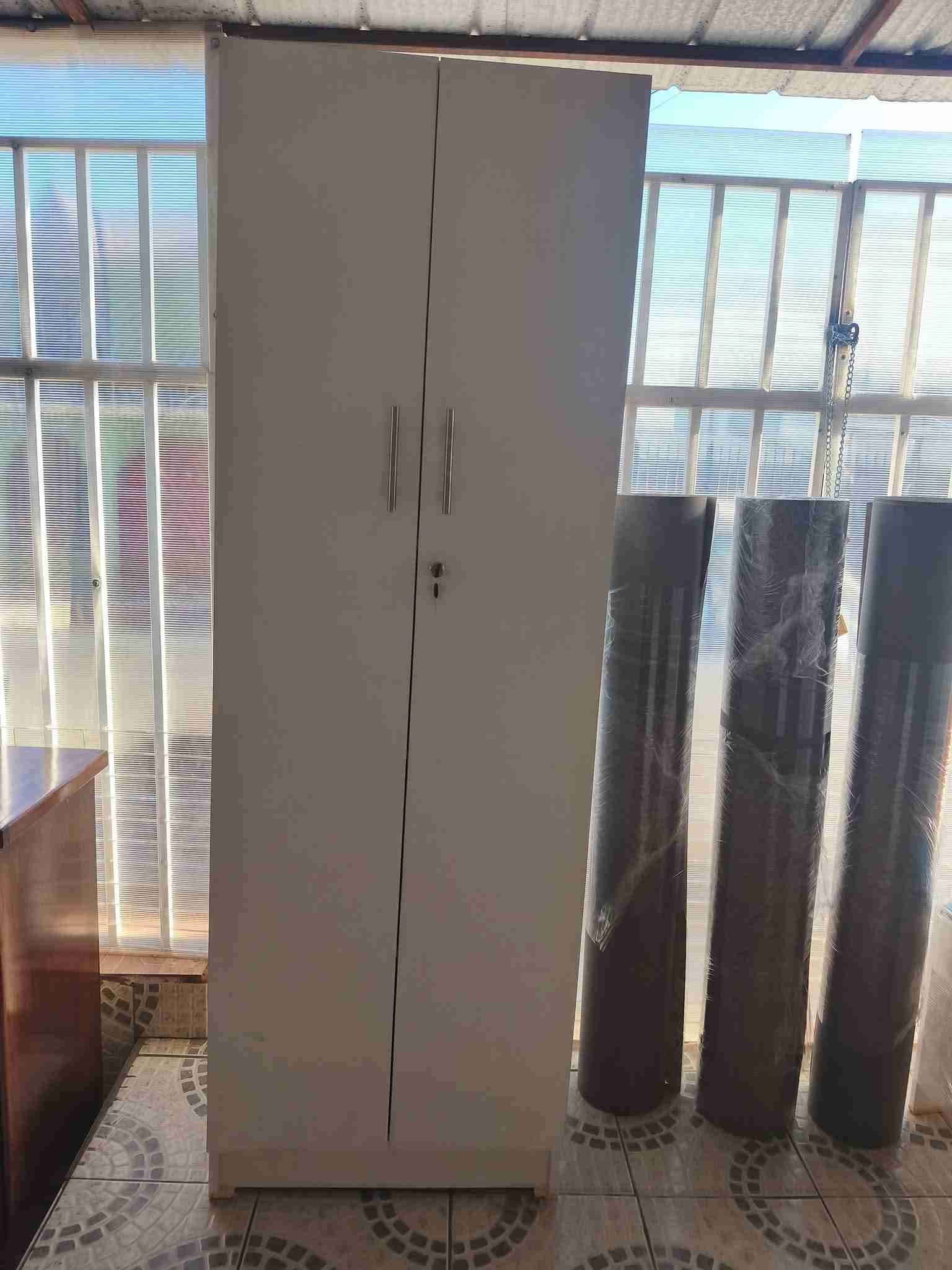 Armario blanco dos puertas