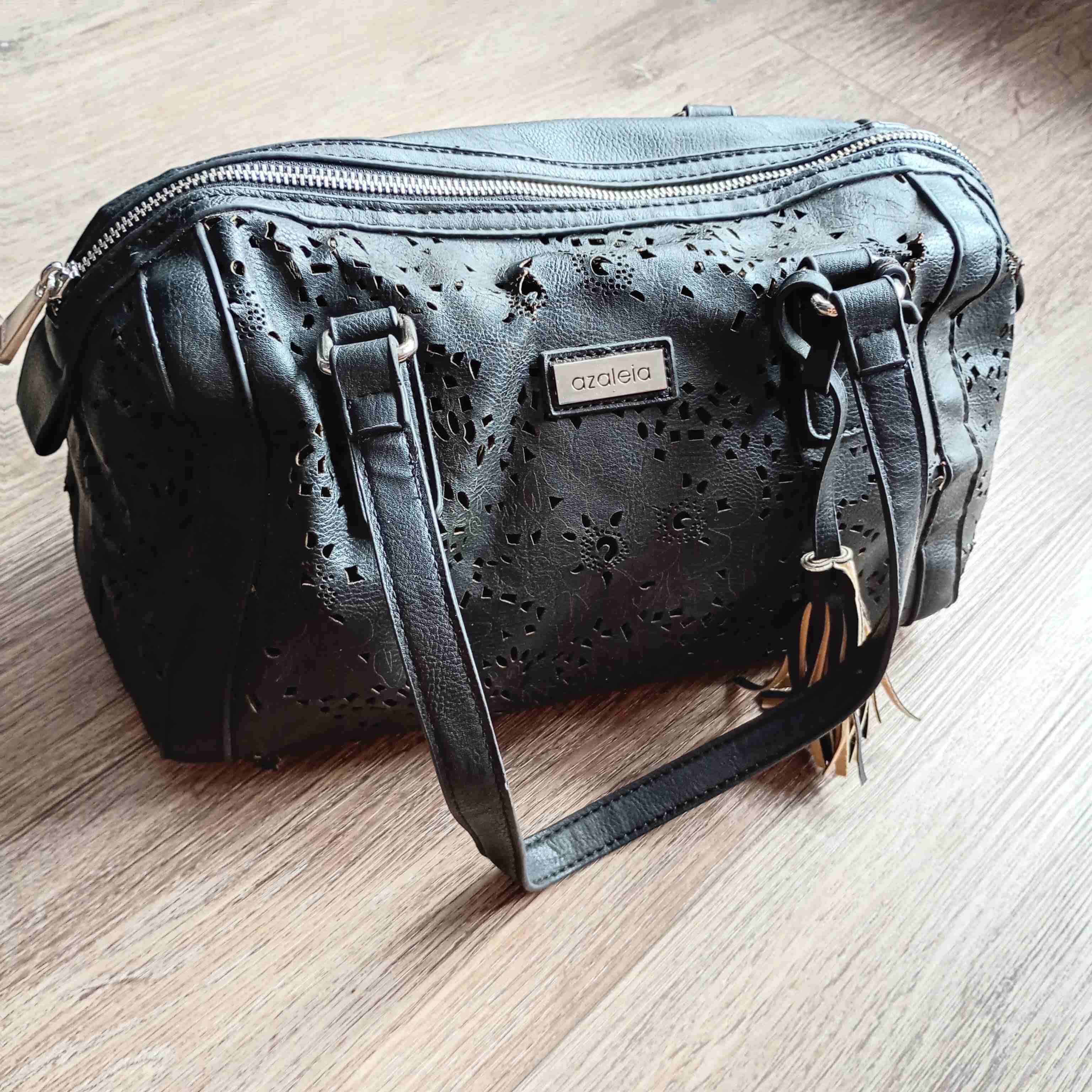 Cartera negra Azaleia con diseño calado