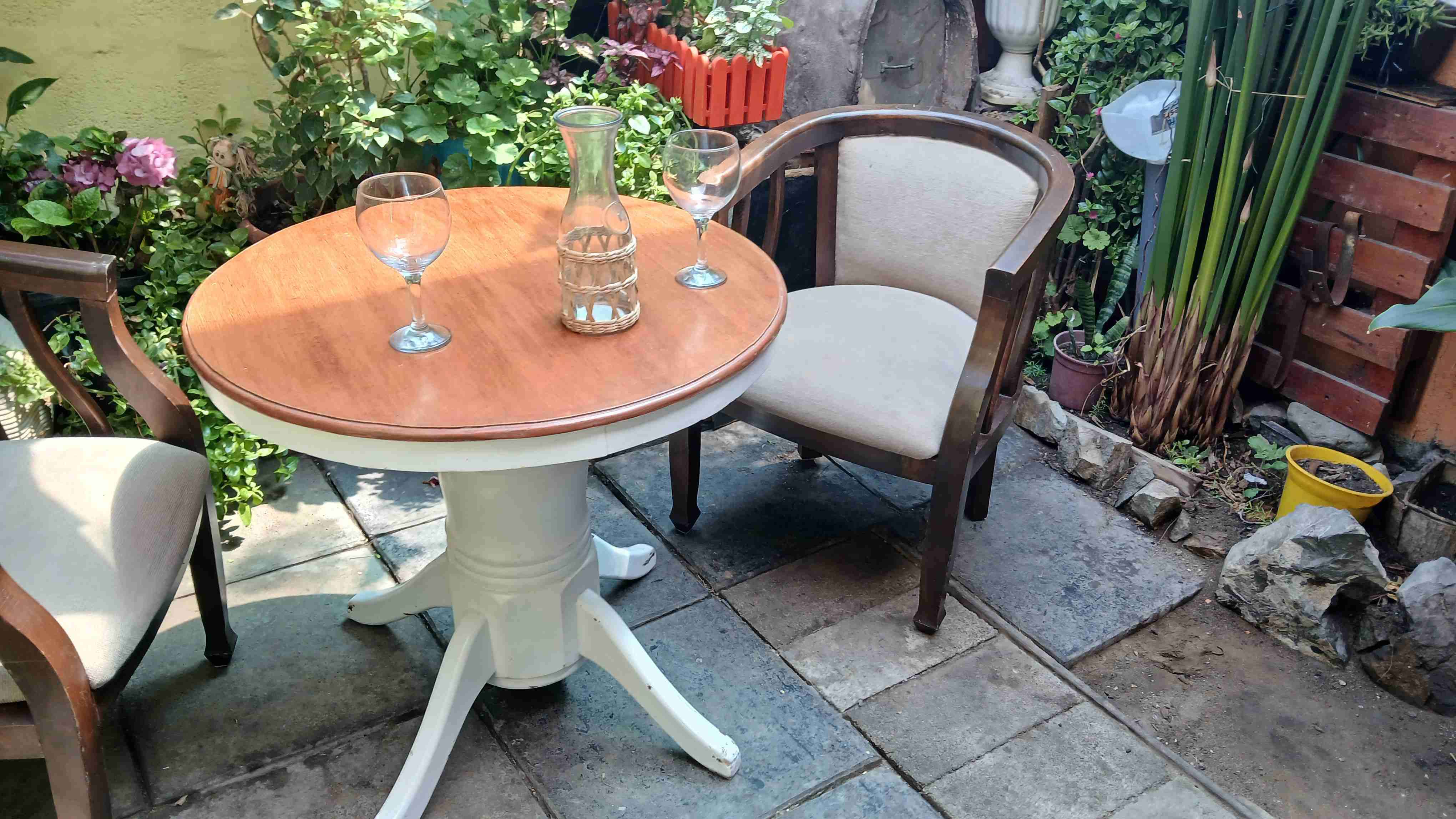 Set de mesa redonda y sillas