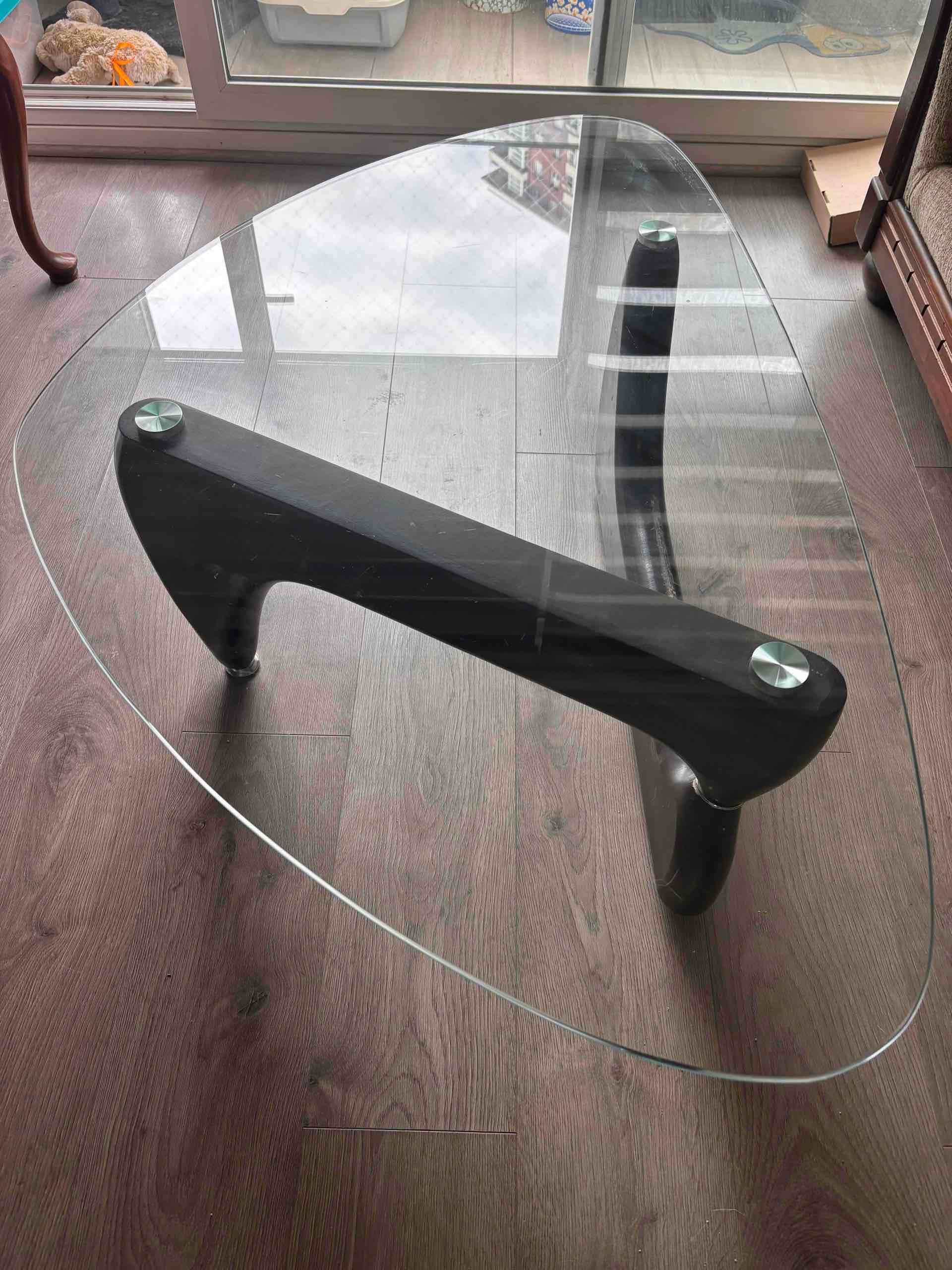 Mesa de centro de vidrio y madera