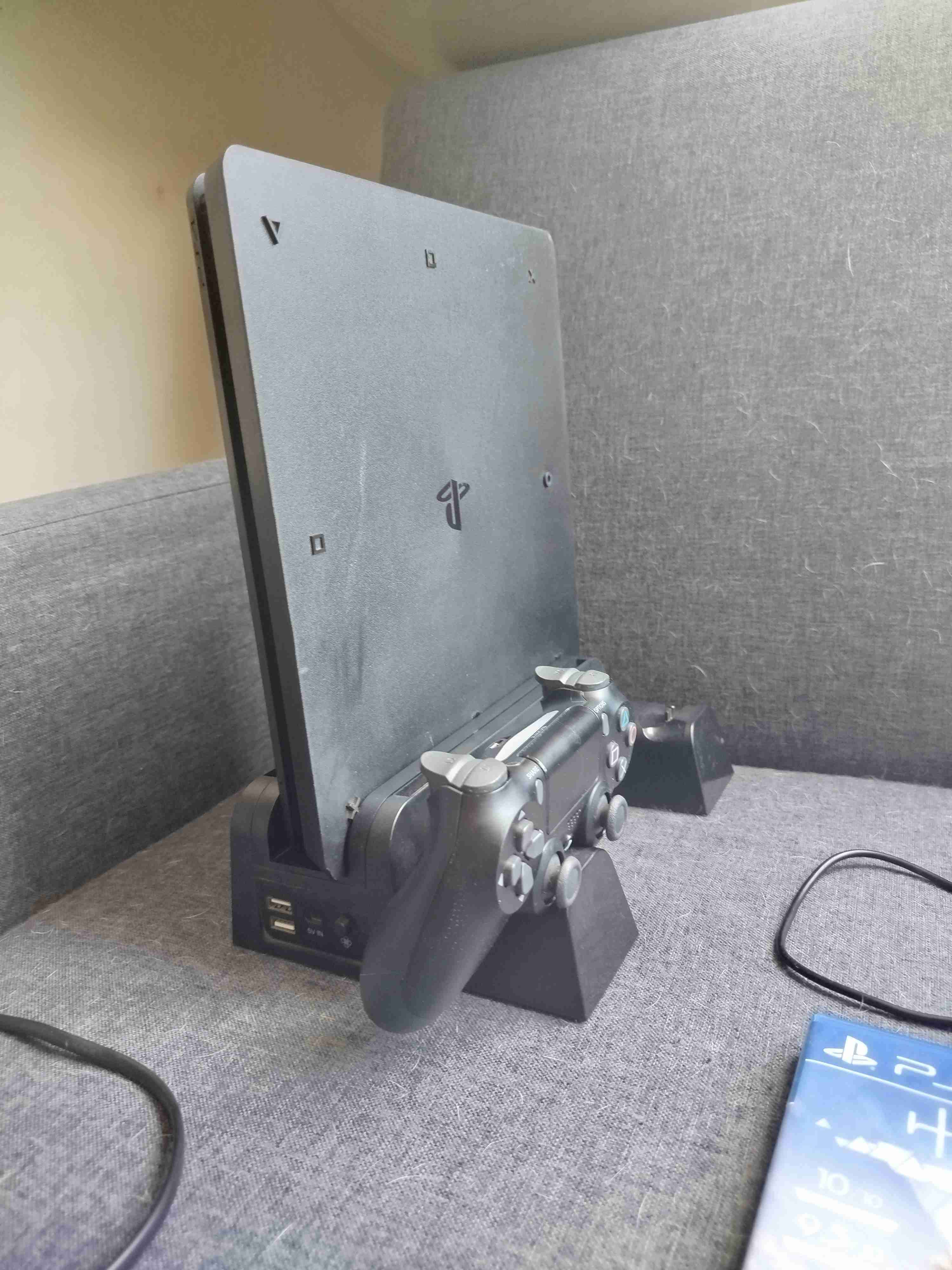 Consola PlayStation 4 con accesorios y 4 juegos - miniatura 2