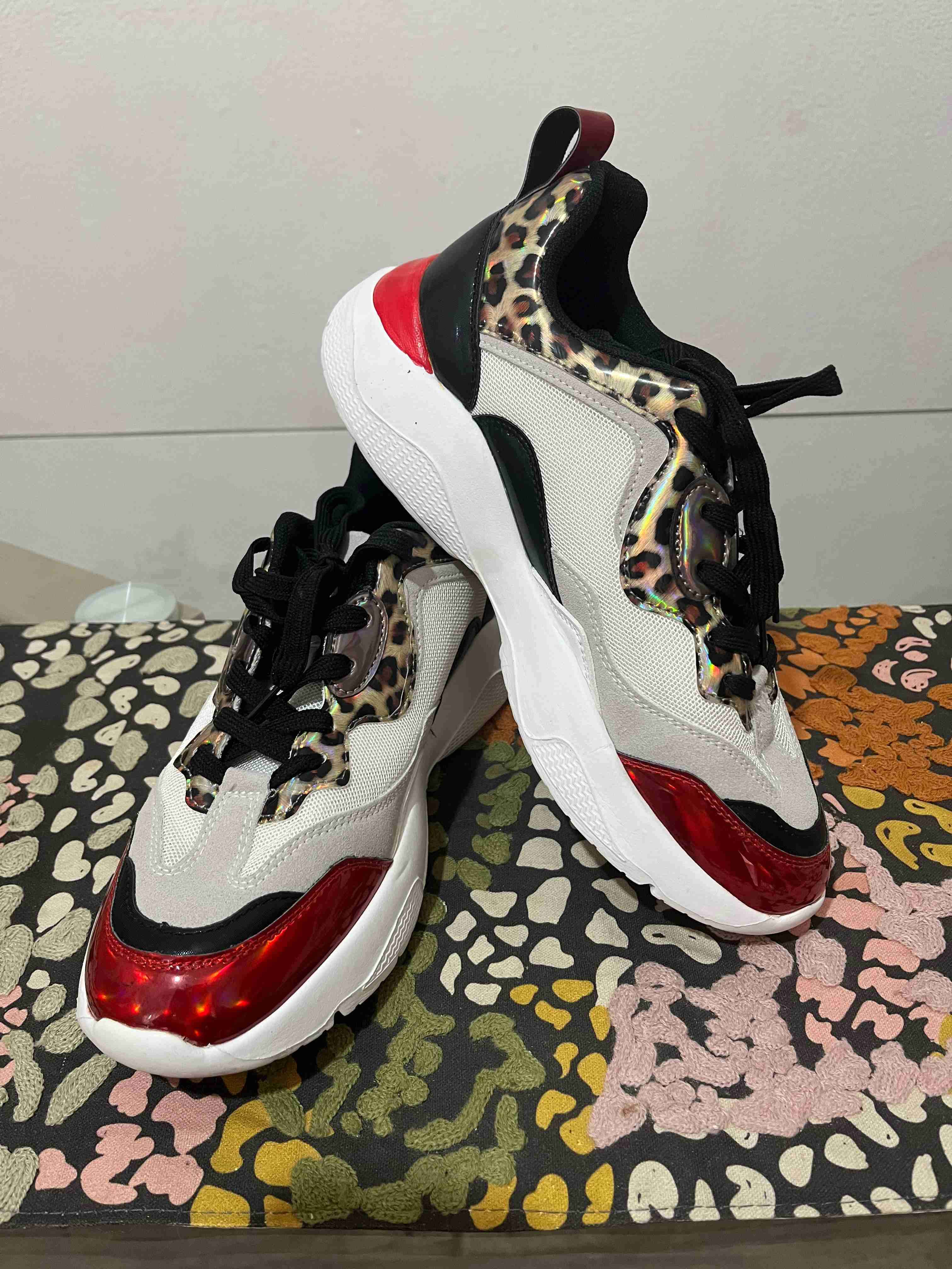 Zapatillas deportivas con diseño animal print