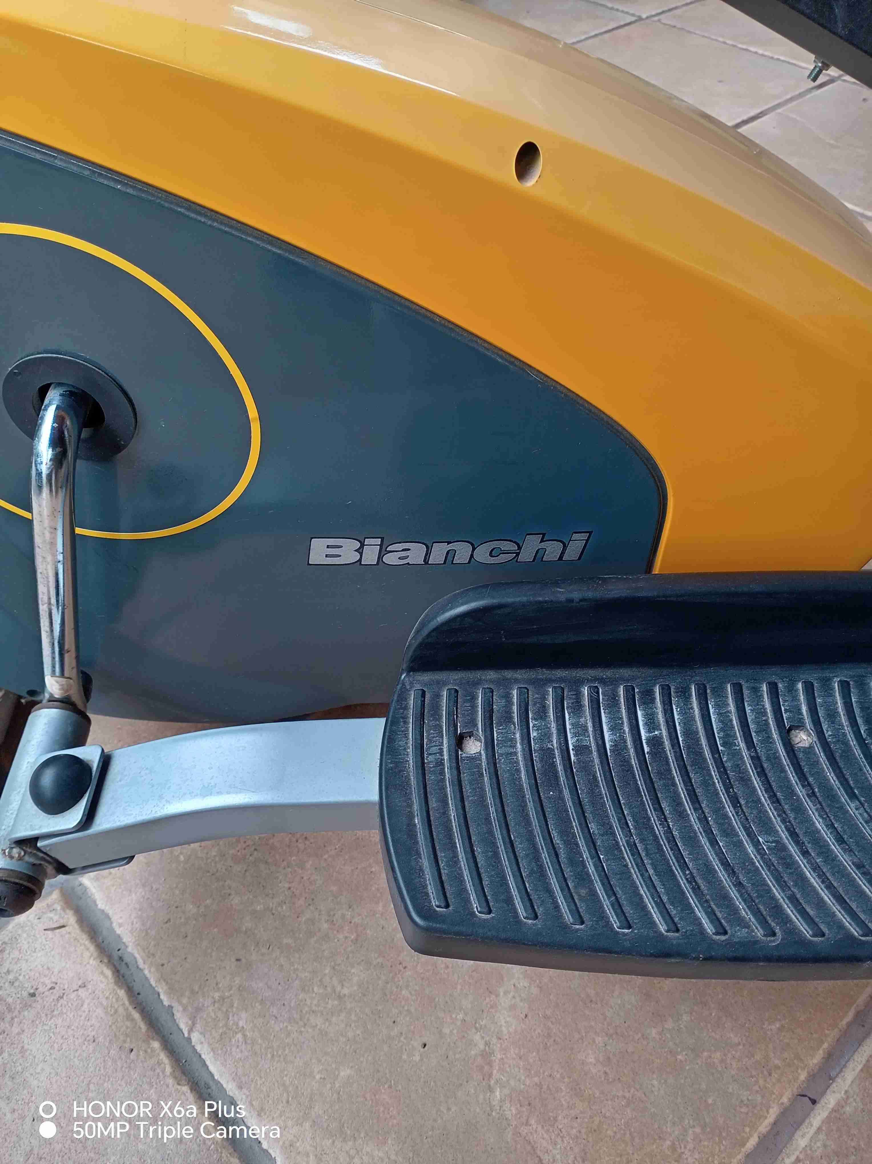 Bicicleta estática Bianchi amarilla