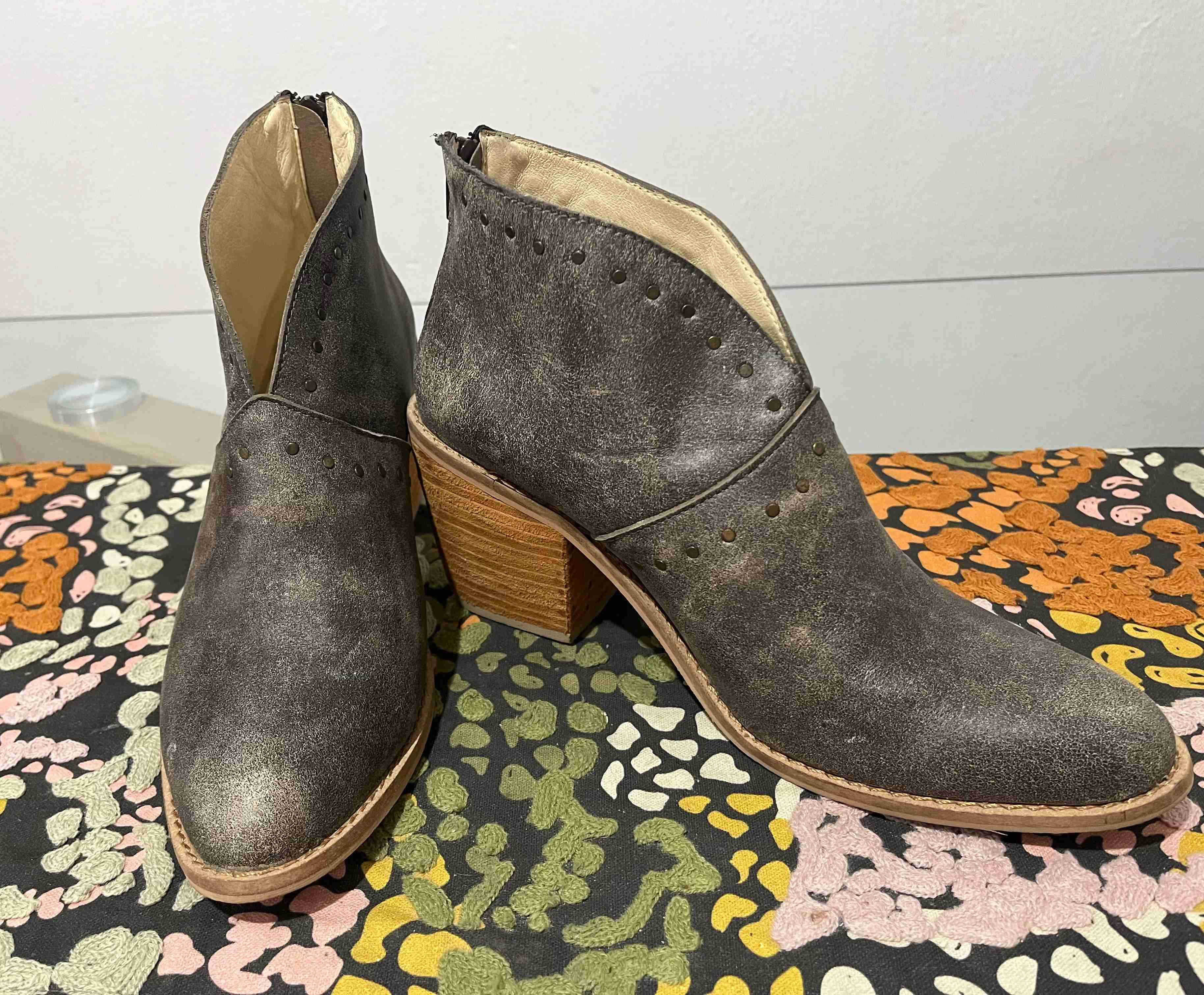 Botines de cuero.