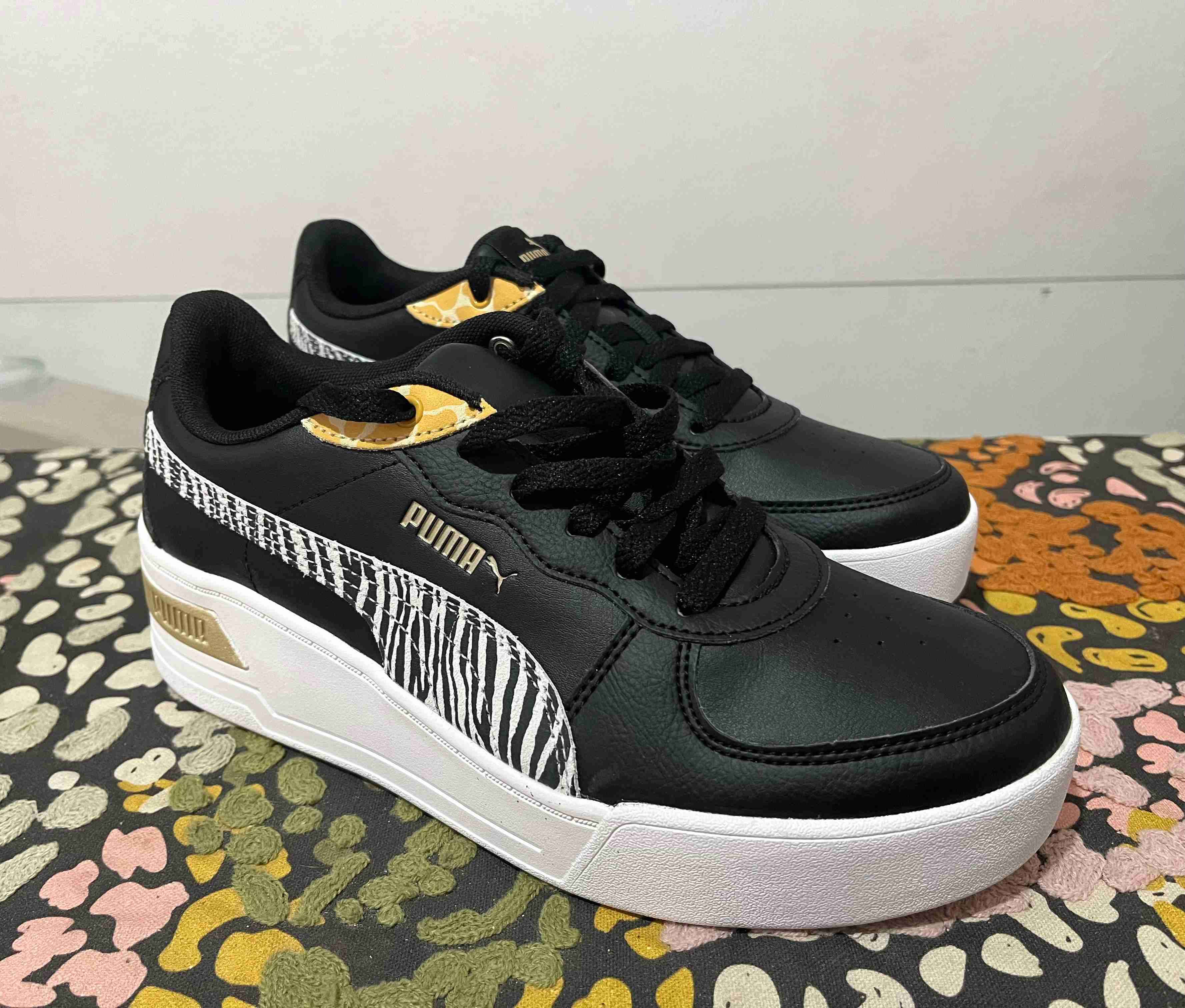 Zapatillas negras diseño moderno
