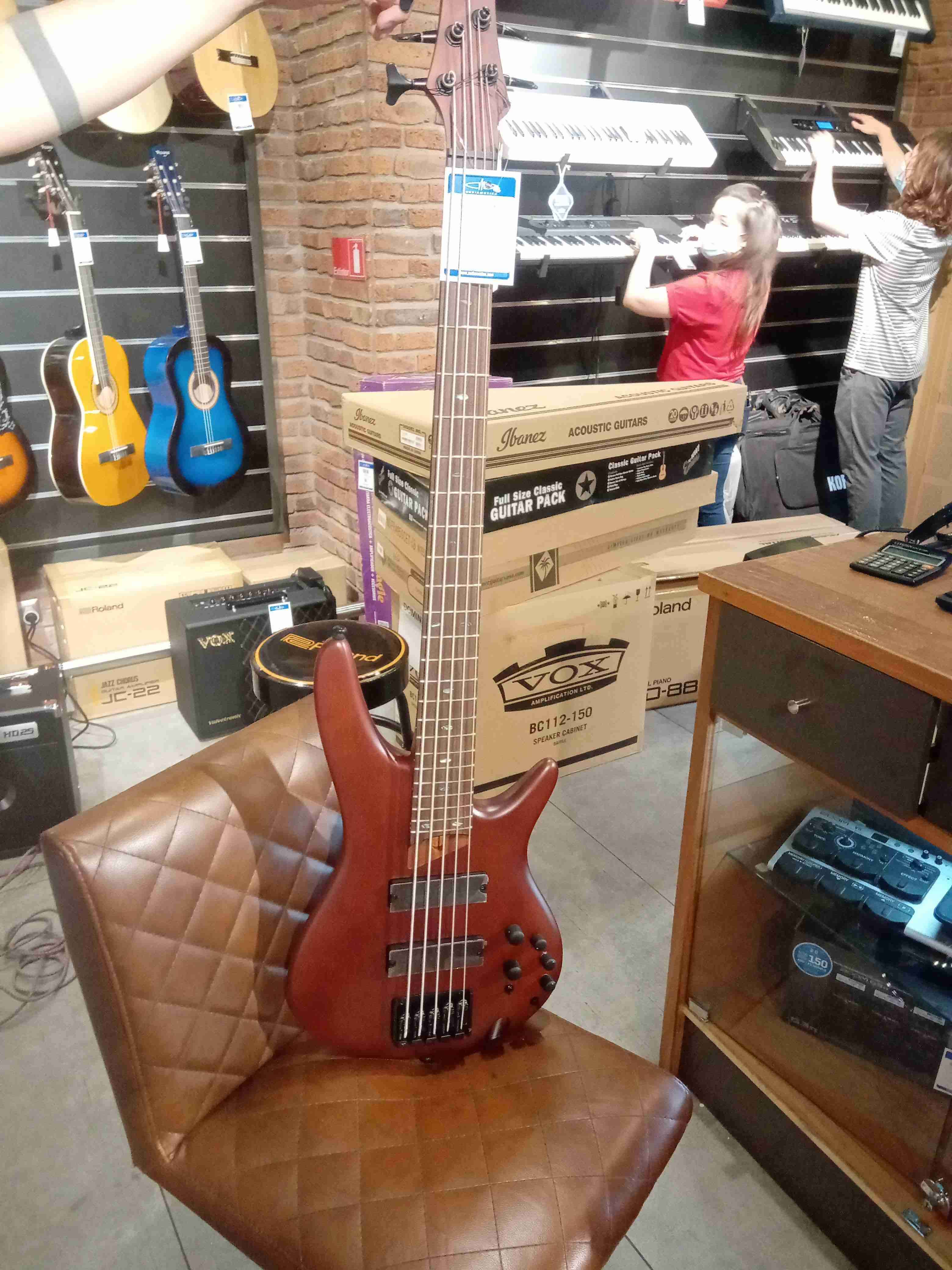 Bajo eléctrico de 5 cuerdas