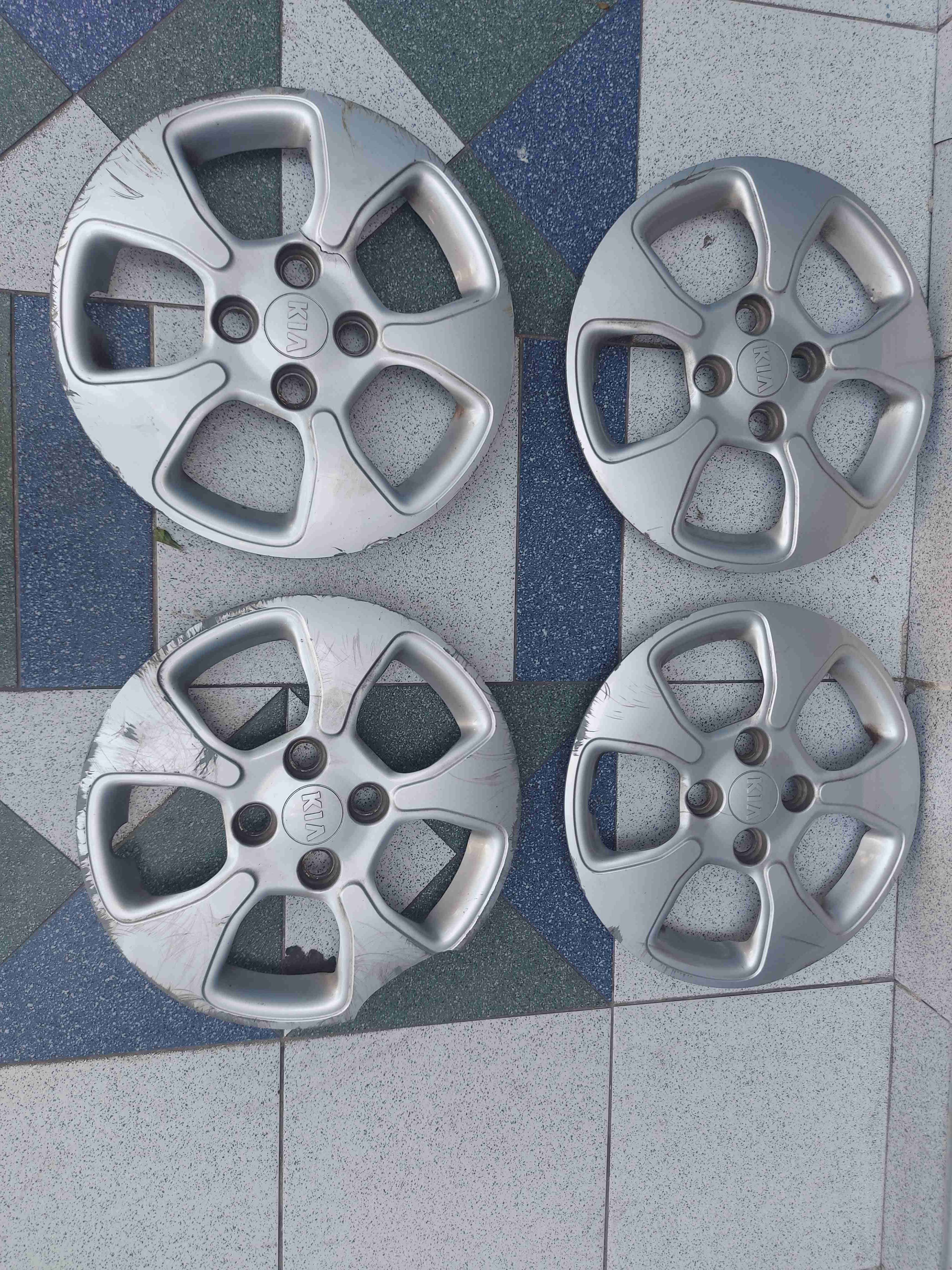 Tapacubos Kia morning plateados usados