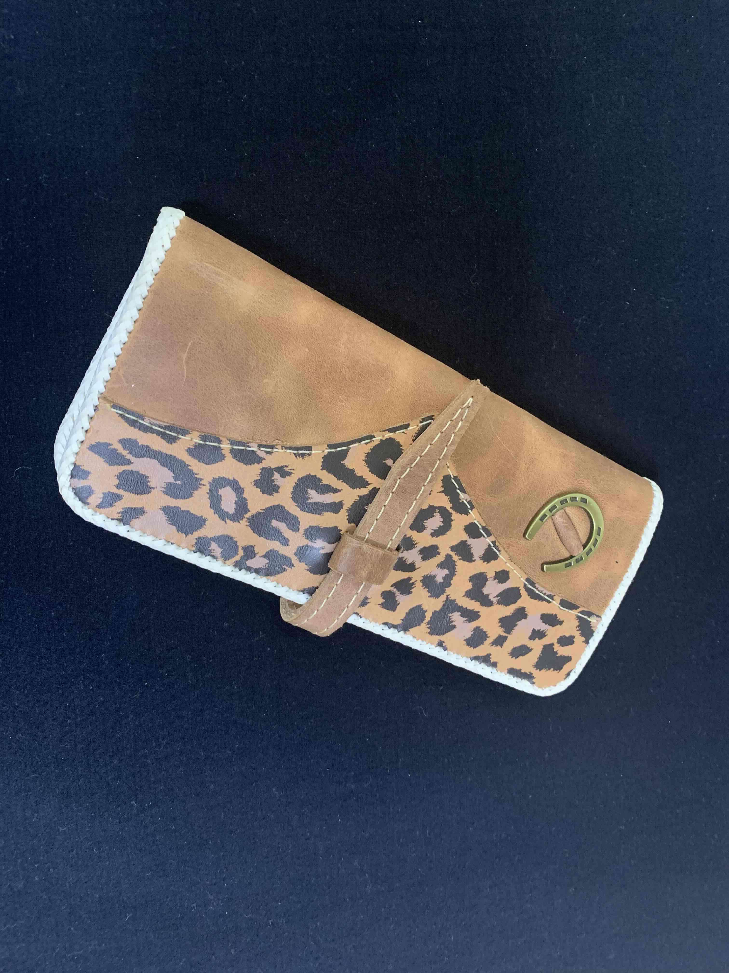 Billetera de cuero con estampado leopardo