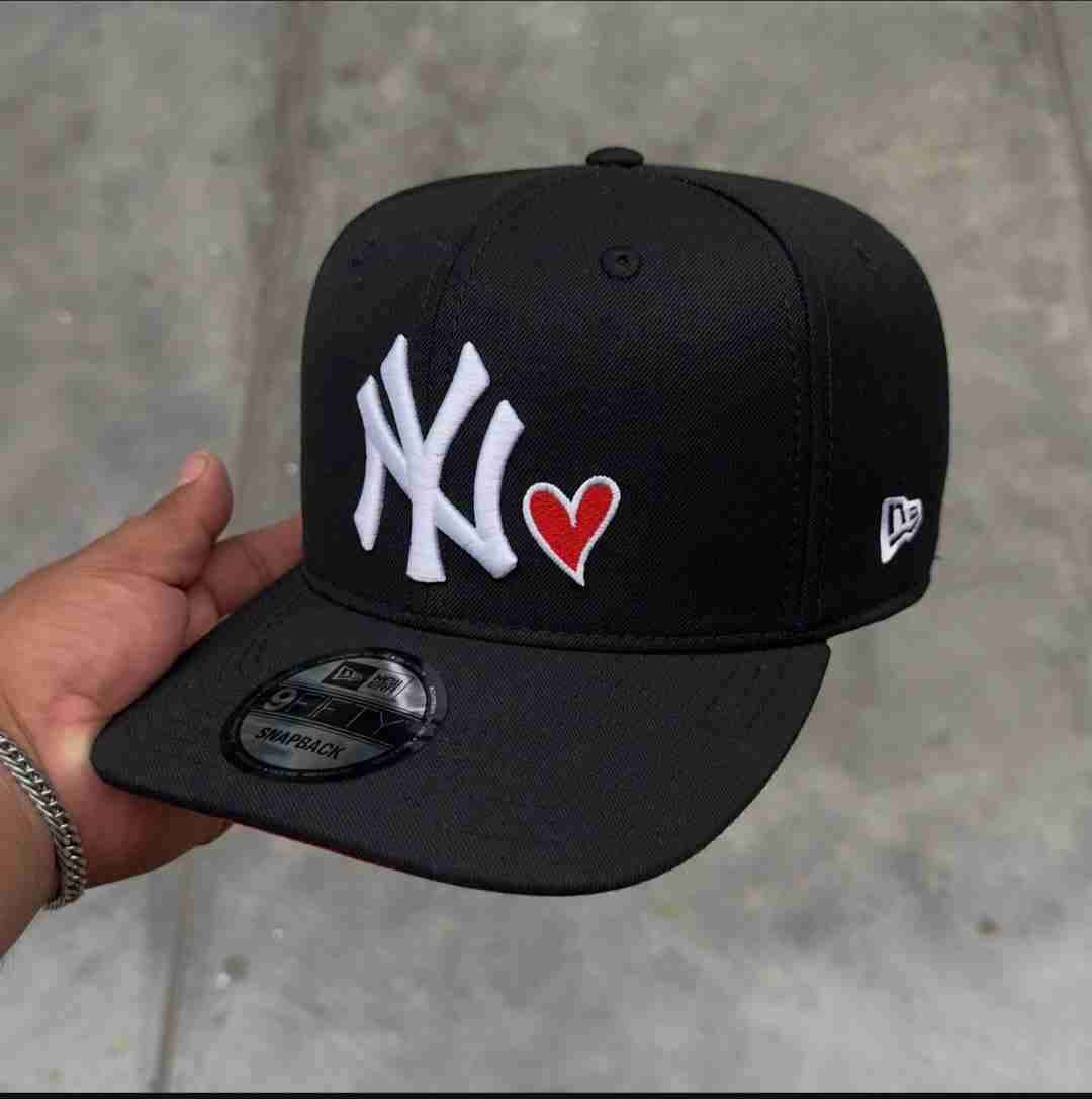 Gorra New era, New York negra con corazón - miniatura 2