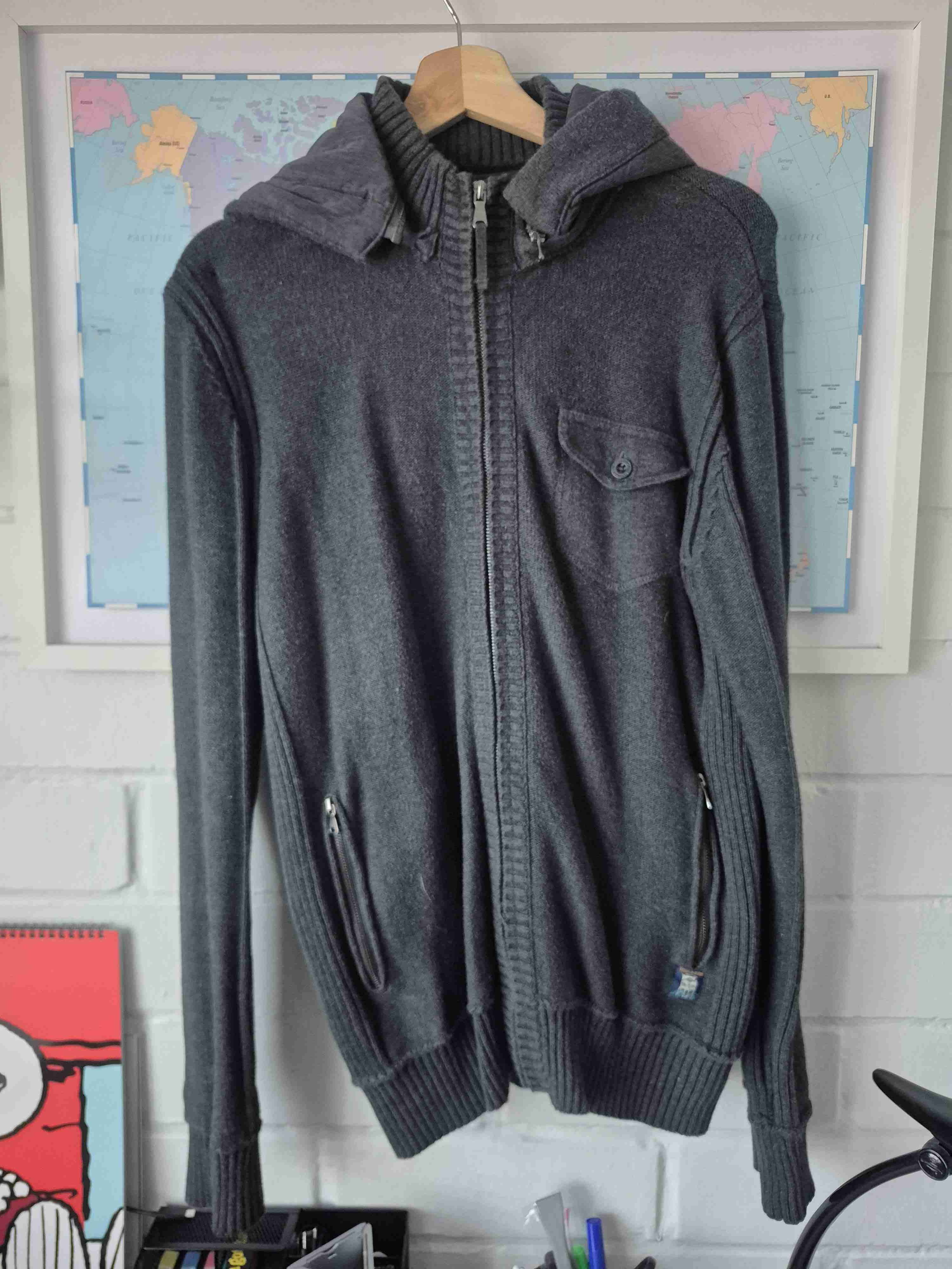 Chaleco gris con cierre y gorro. - miniatura 2