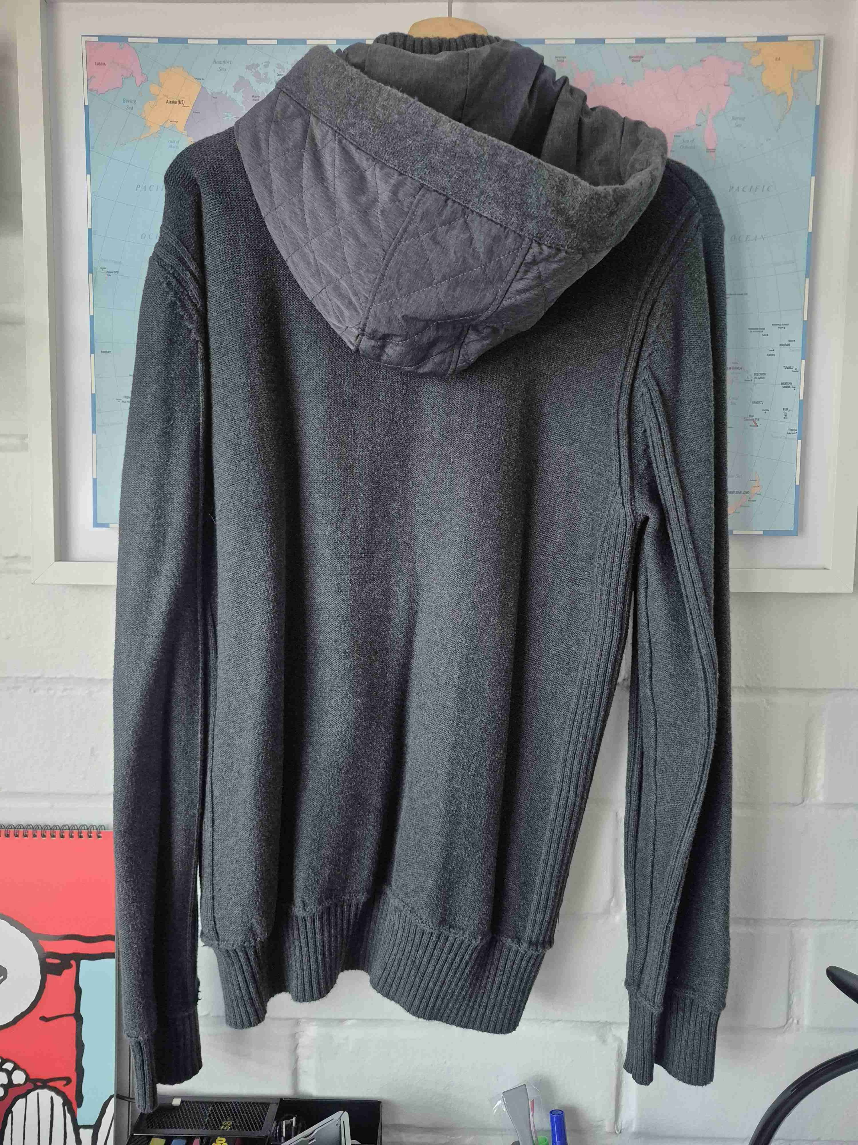 Chaleco gris con cierre y gorro. - miniatura 3