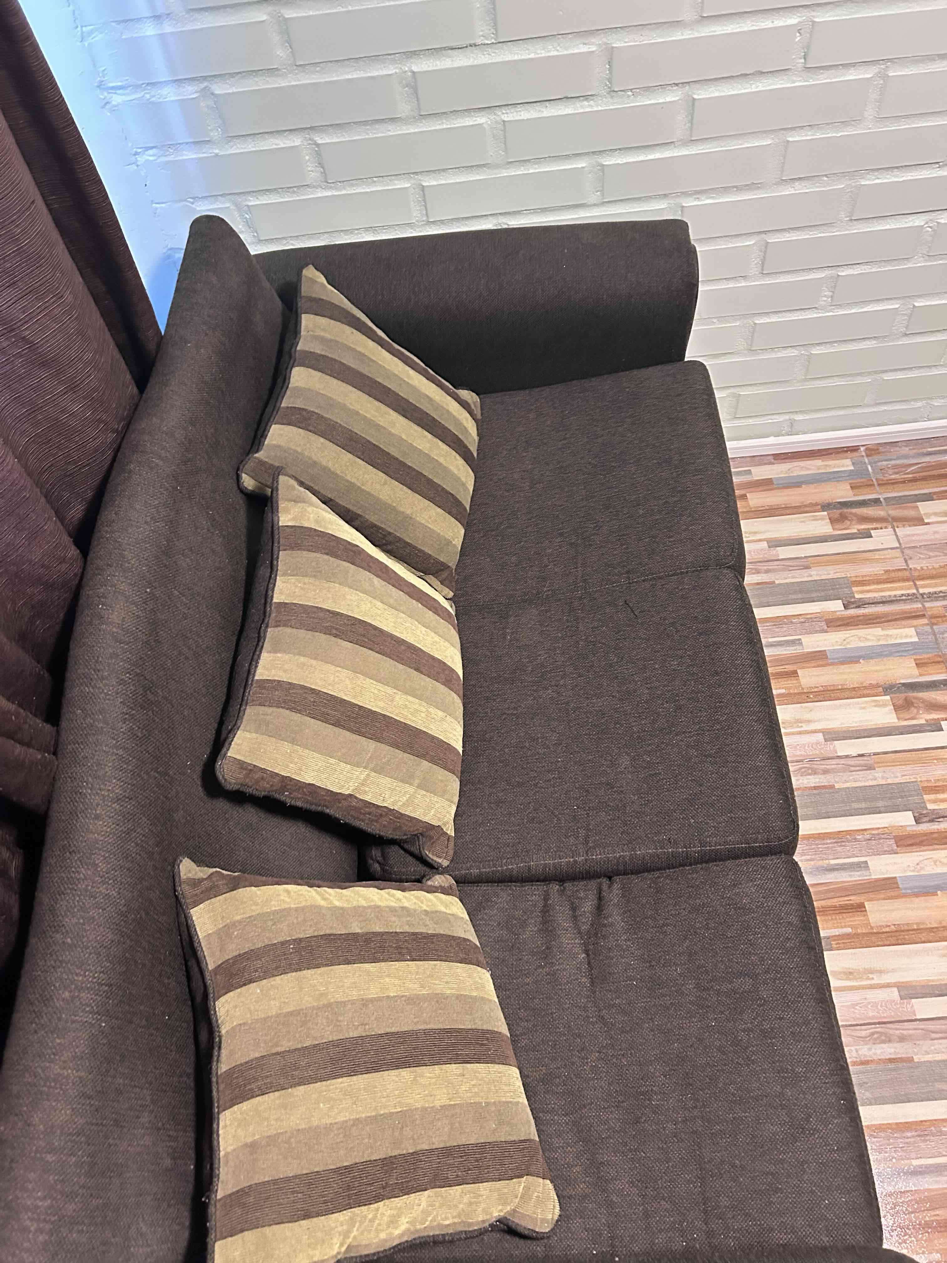 Sofá de tres plazas marrón oscuro - miniatura 2